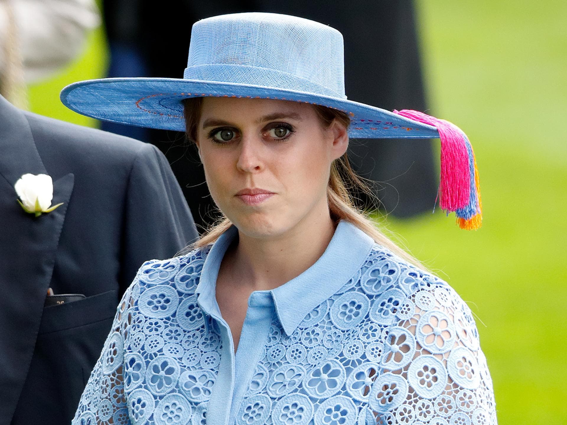 Prinzessin Beatrice im blauen Kleid