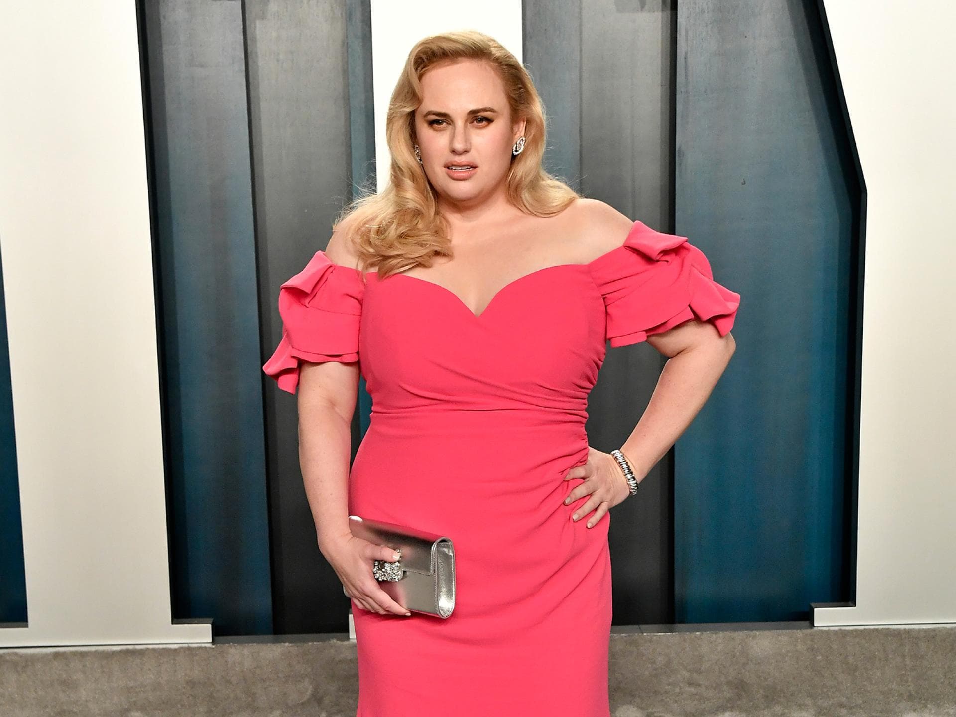 Rebel Wilson Rebel Wilson in einer pinken Robe