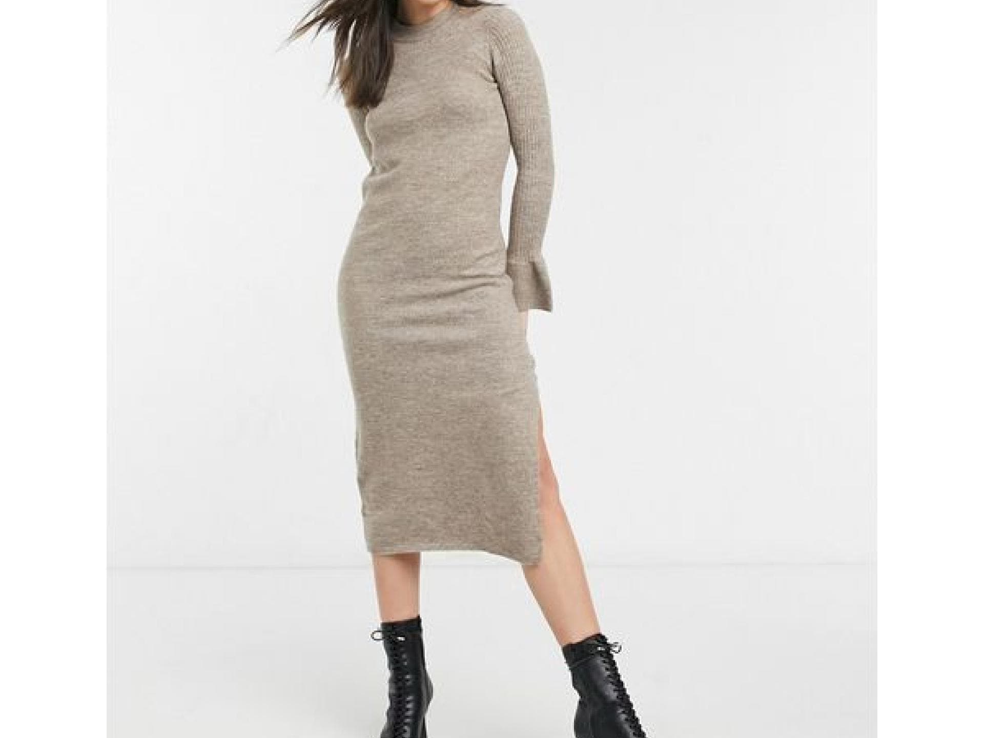 frau traegt taupe strickkleid
