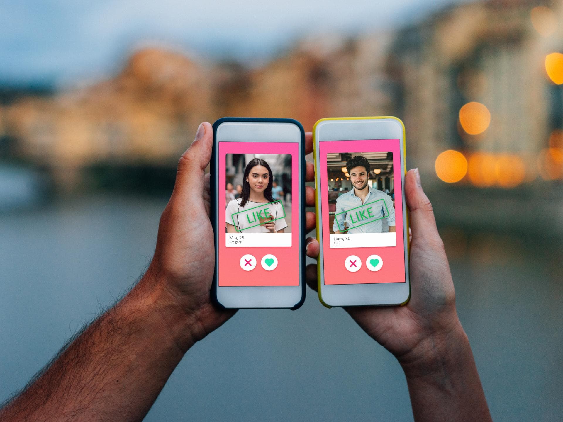 Tinder Tipps Hand von Mann und Frau mit Smartphone jeweils in der Hand, auf welchem Tinder geöffnet ist