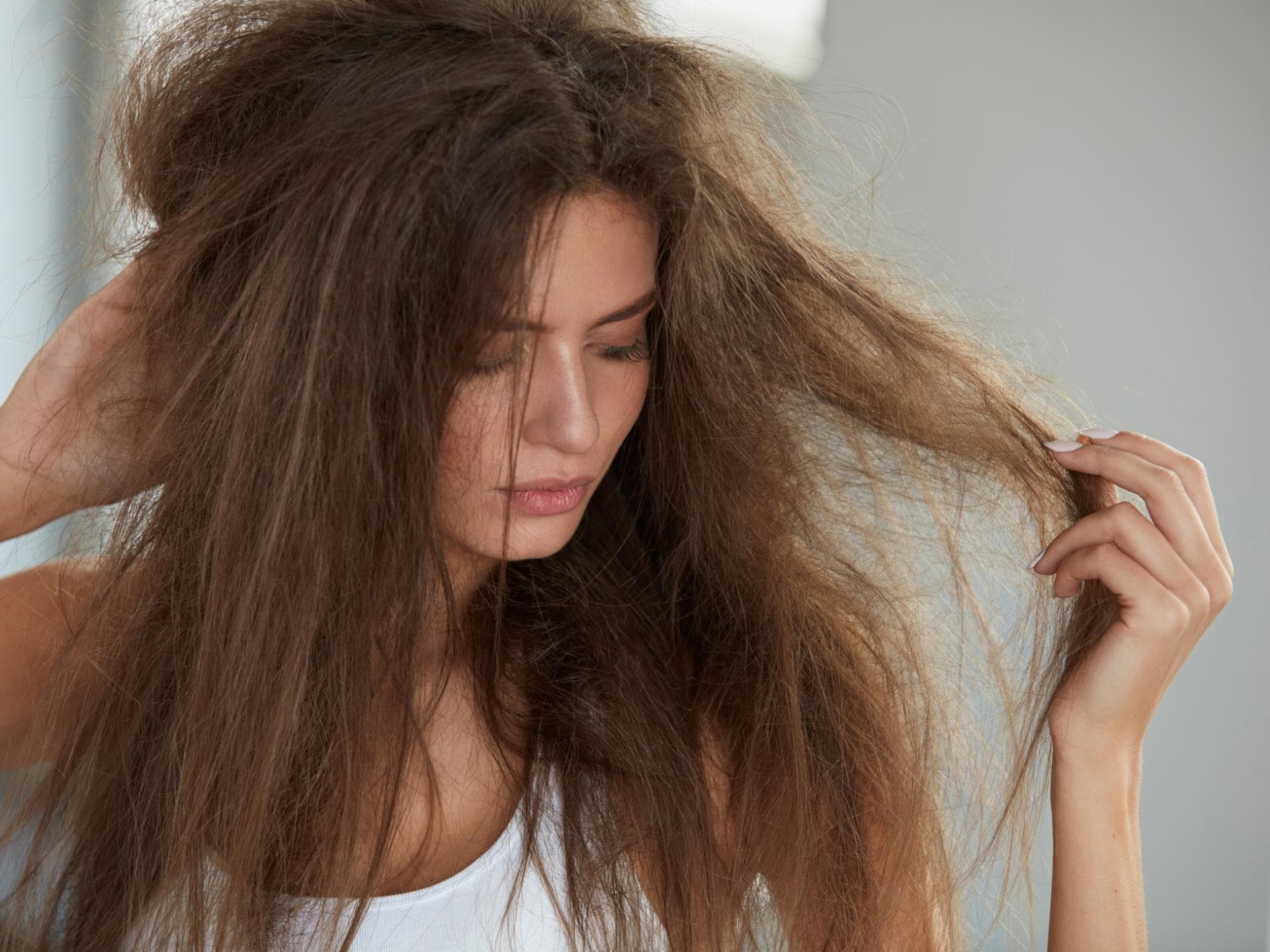 Verfilzte Haare: Frau mit verfilzten, braunen Haaren
