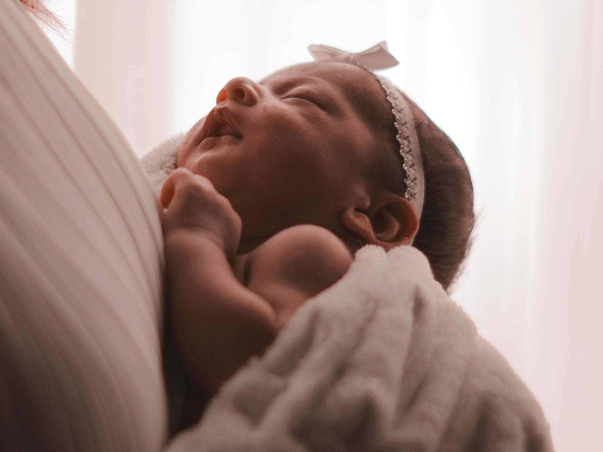 Horoskop: Baby auf dem Arm seiner Mutter
