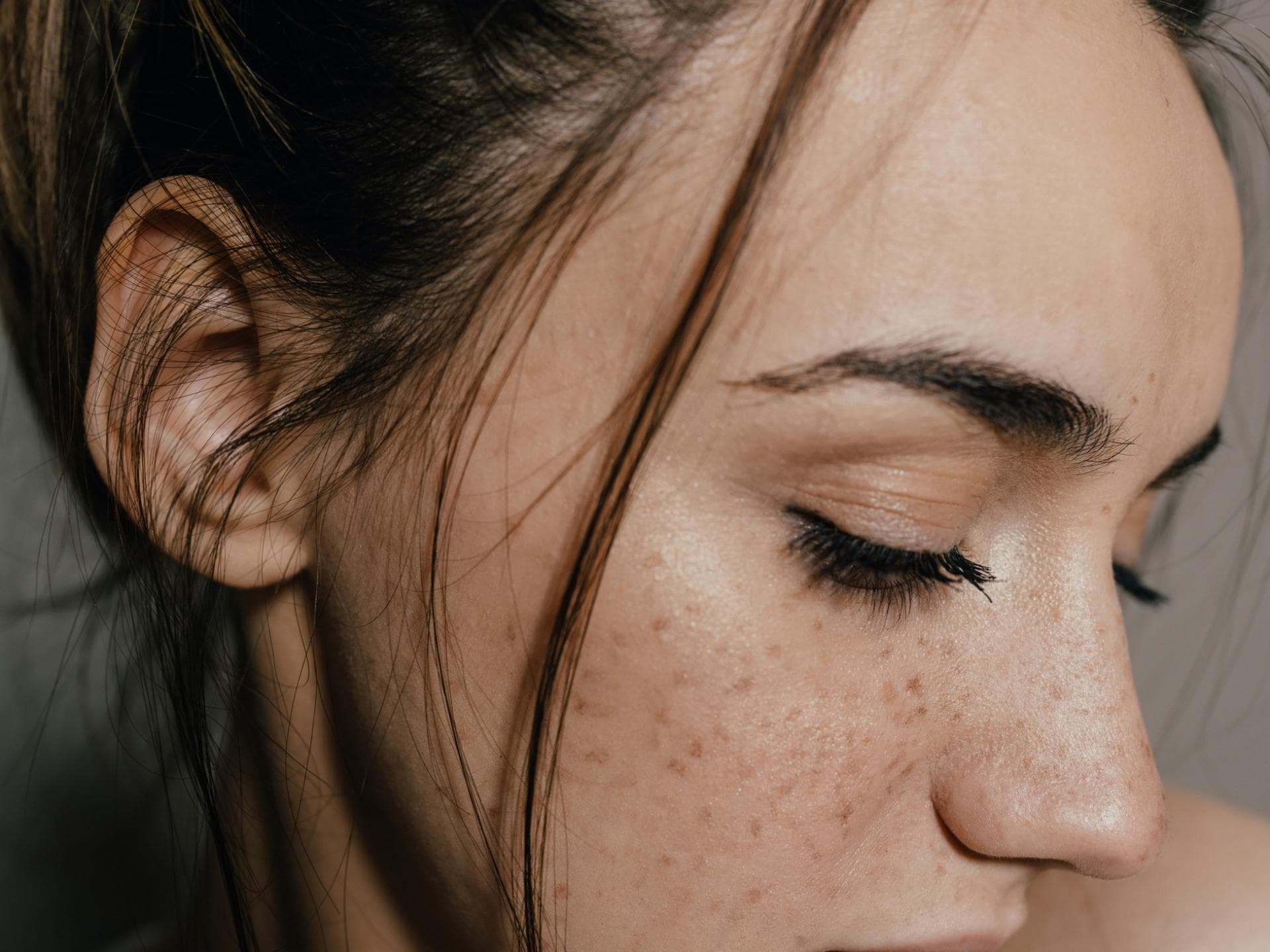 Wachsen Wimpern nach: Frau mit Sommersprossen und braunen Haaren