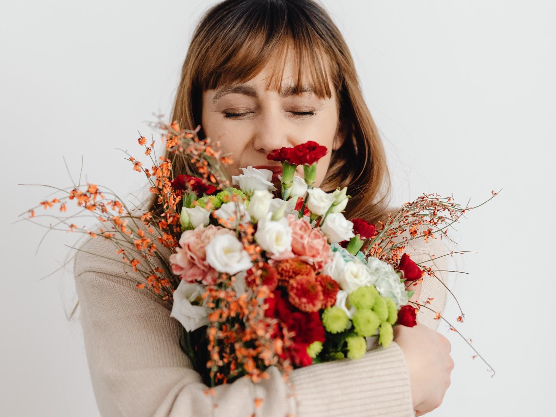 Horoskop Thema Horoskop Thema: Frau hält Blumenstrauß