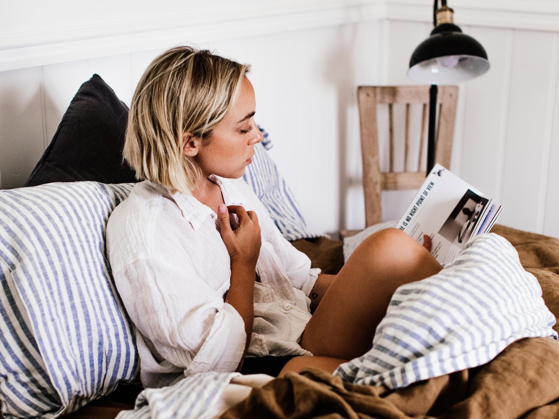 Frau liest ein Buch im Bett
