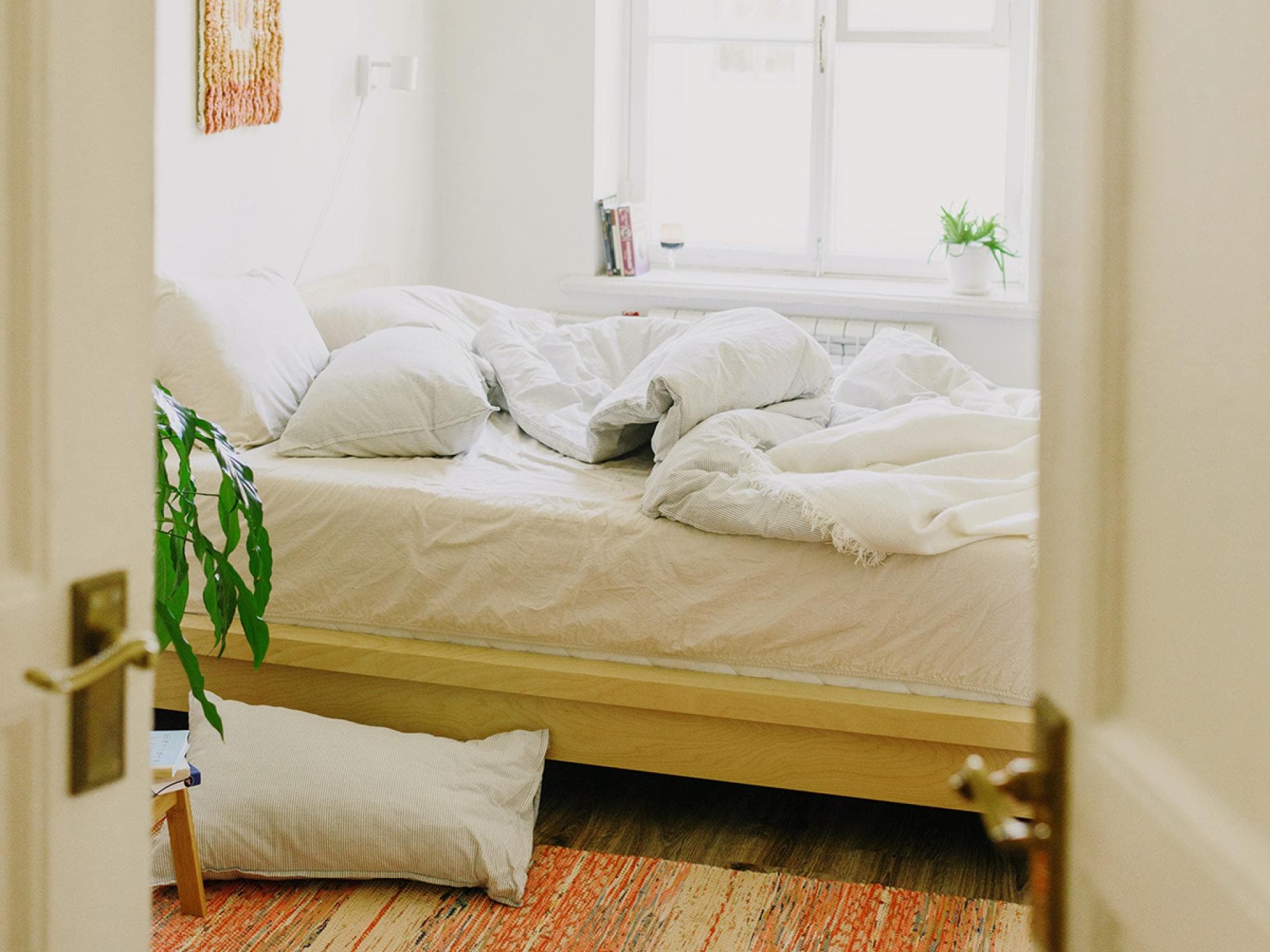 Bett mit weißer Bettwaesche