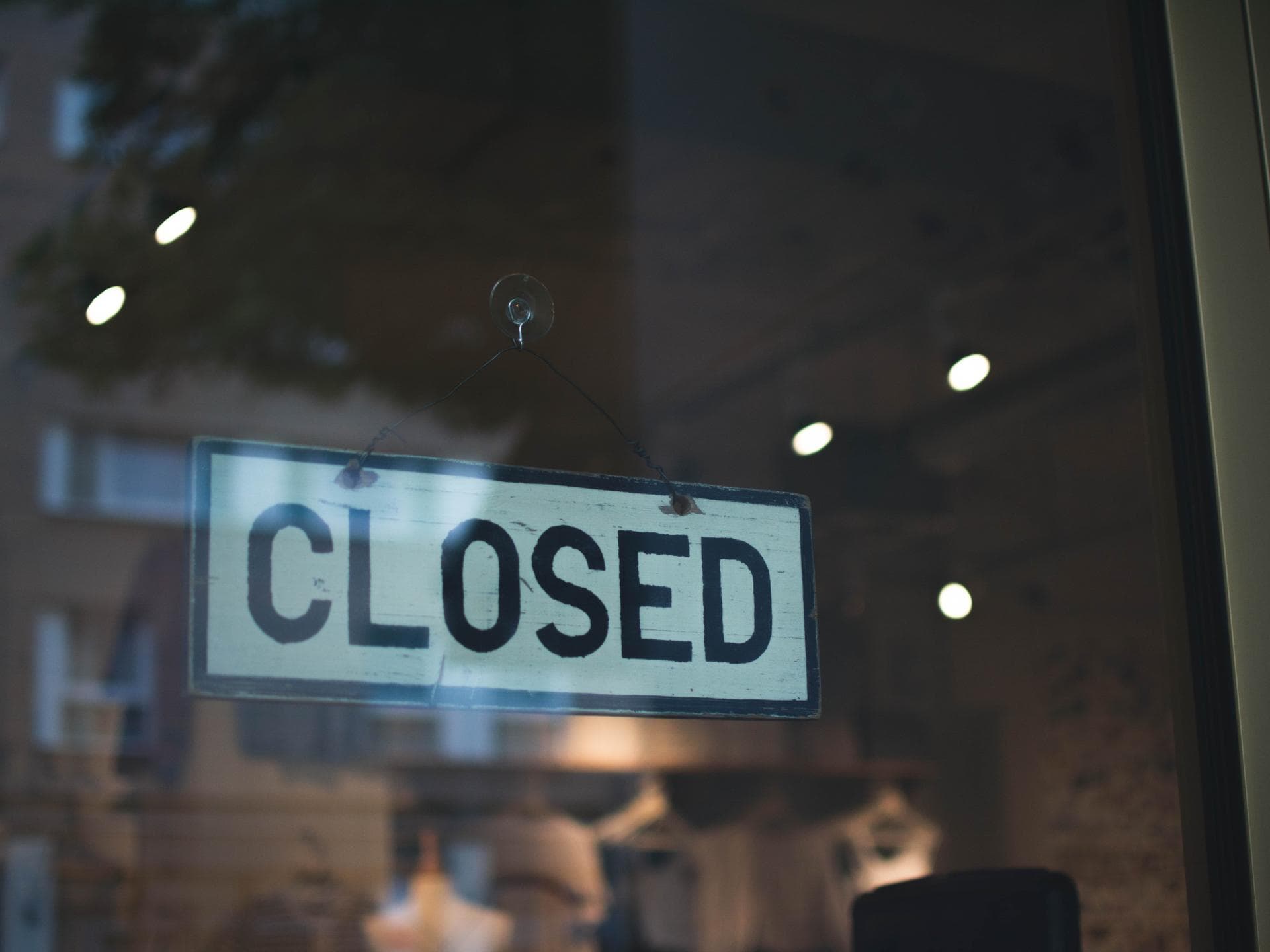 Corona Beschlüsse zu Ostern Corona Beschlüsse zu Ostern: Türschild mit Aufschrift "Closed"