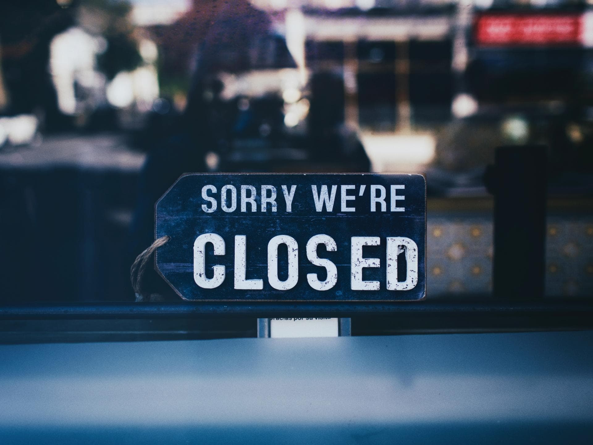 Corona Regeln an Ostern: Ladenschild mit Aufschrift "Closed"