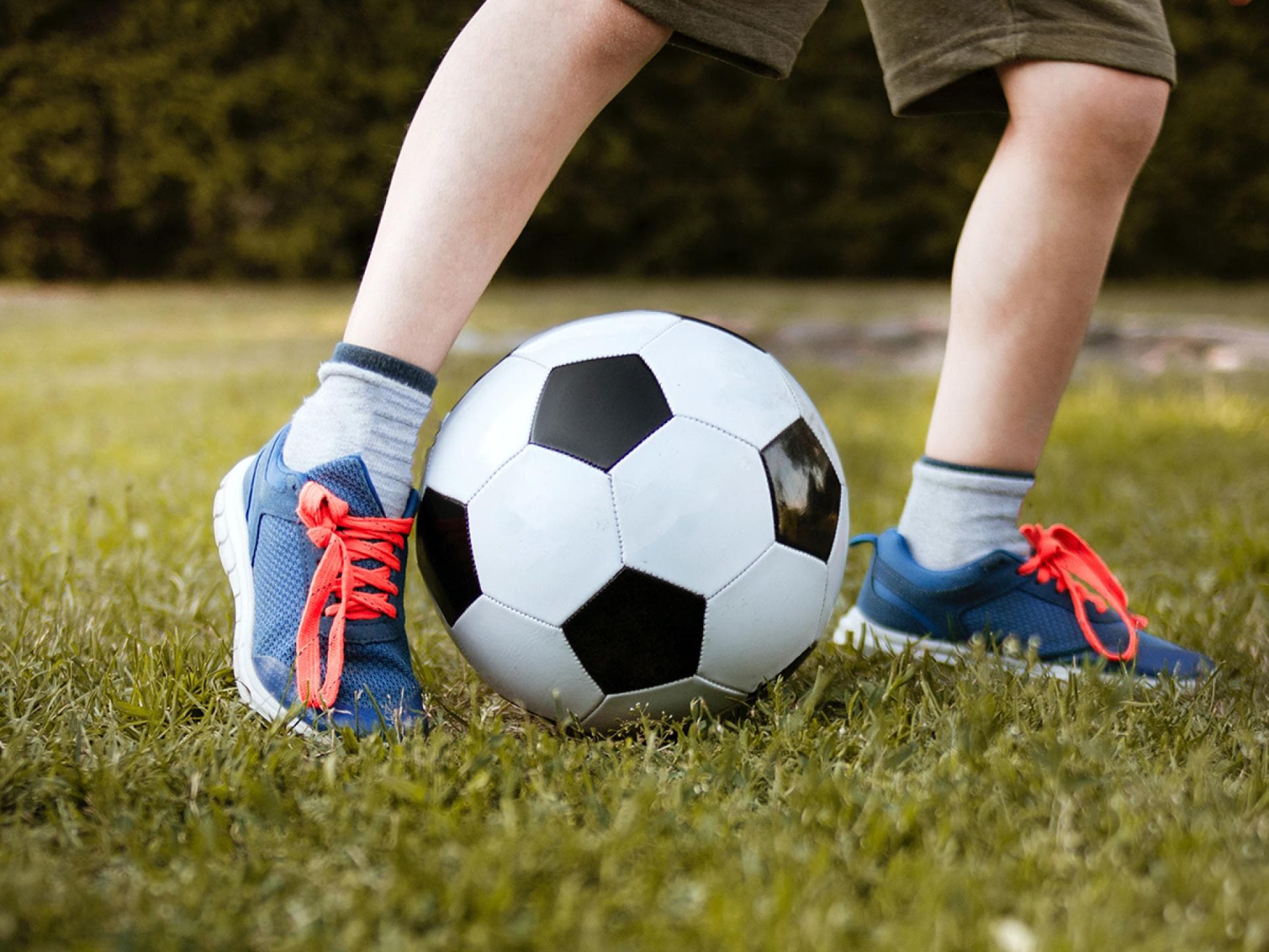 Kind schießt Fußball