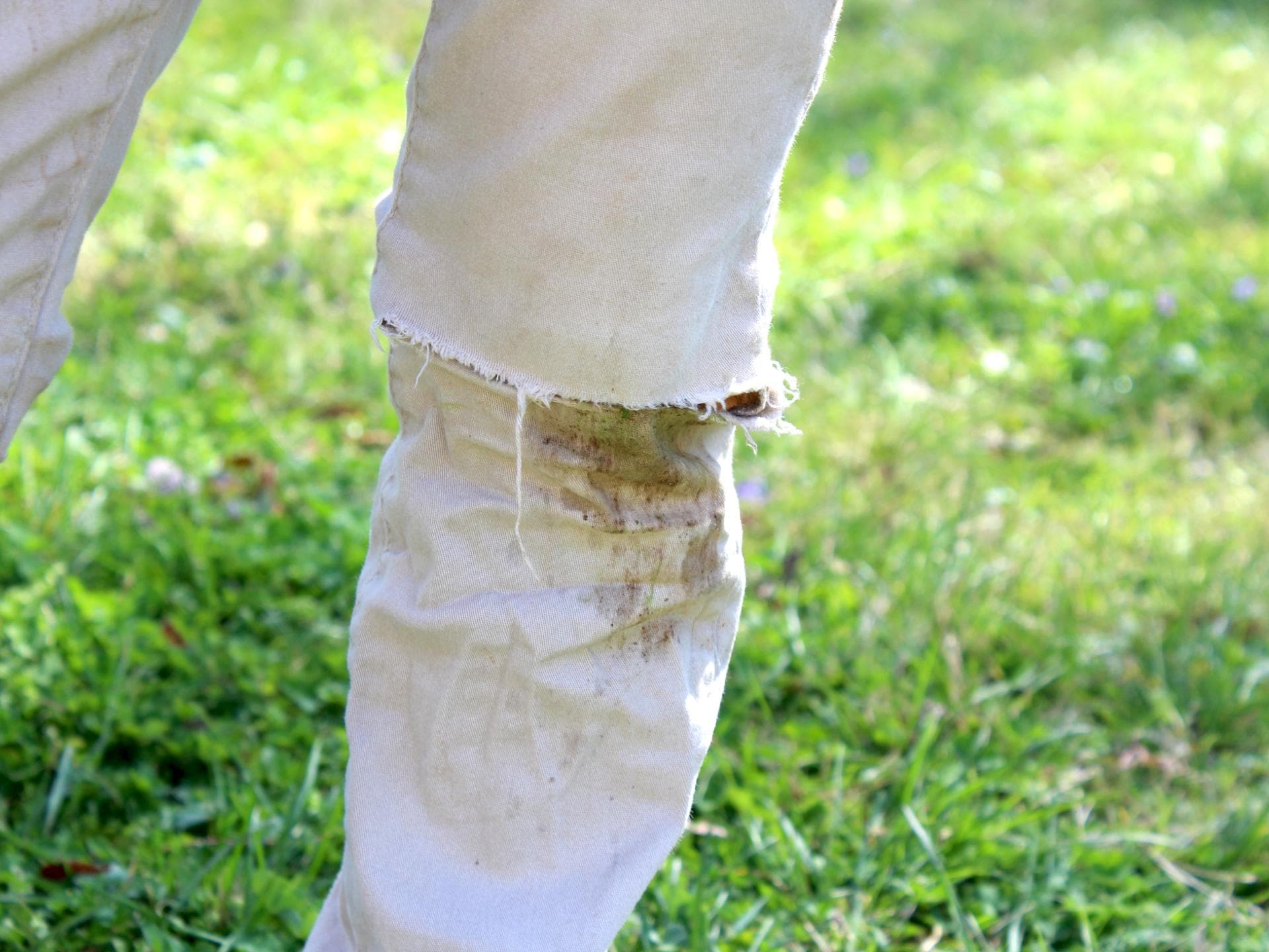 Grasflecken auf weißer Jeans