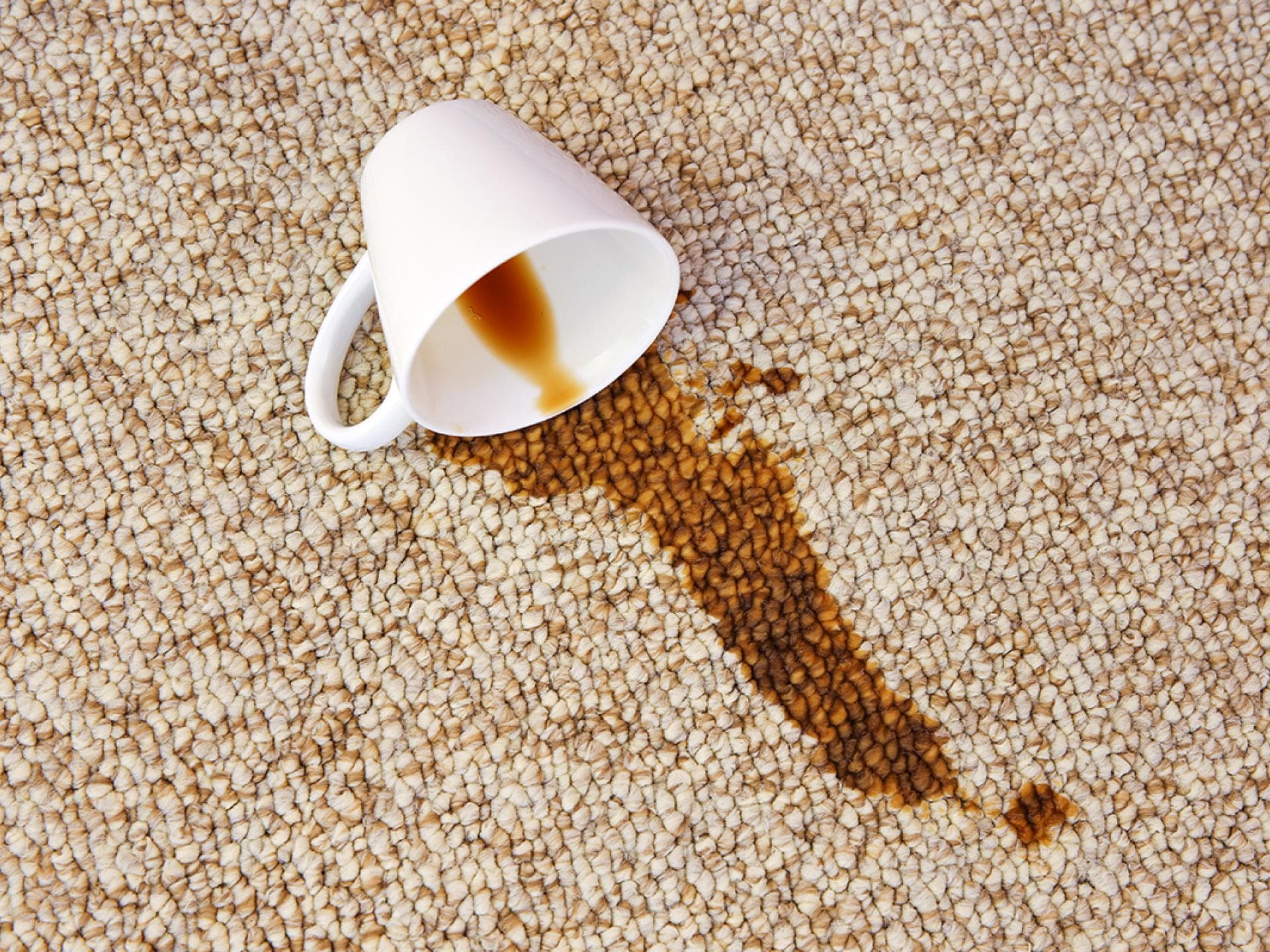 Kaffee auf Teppich ausgelaufen