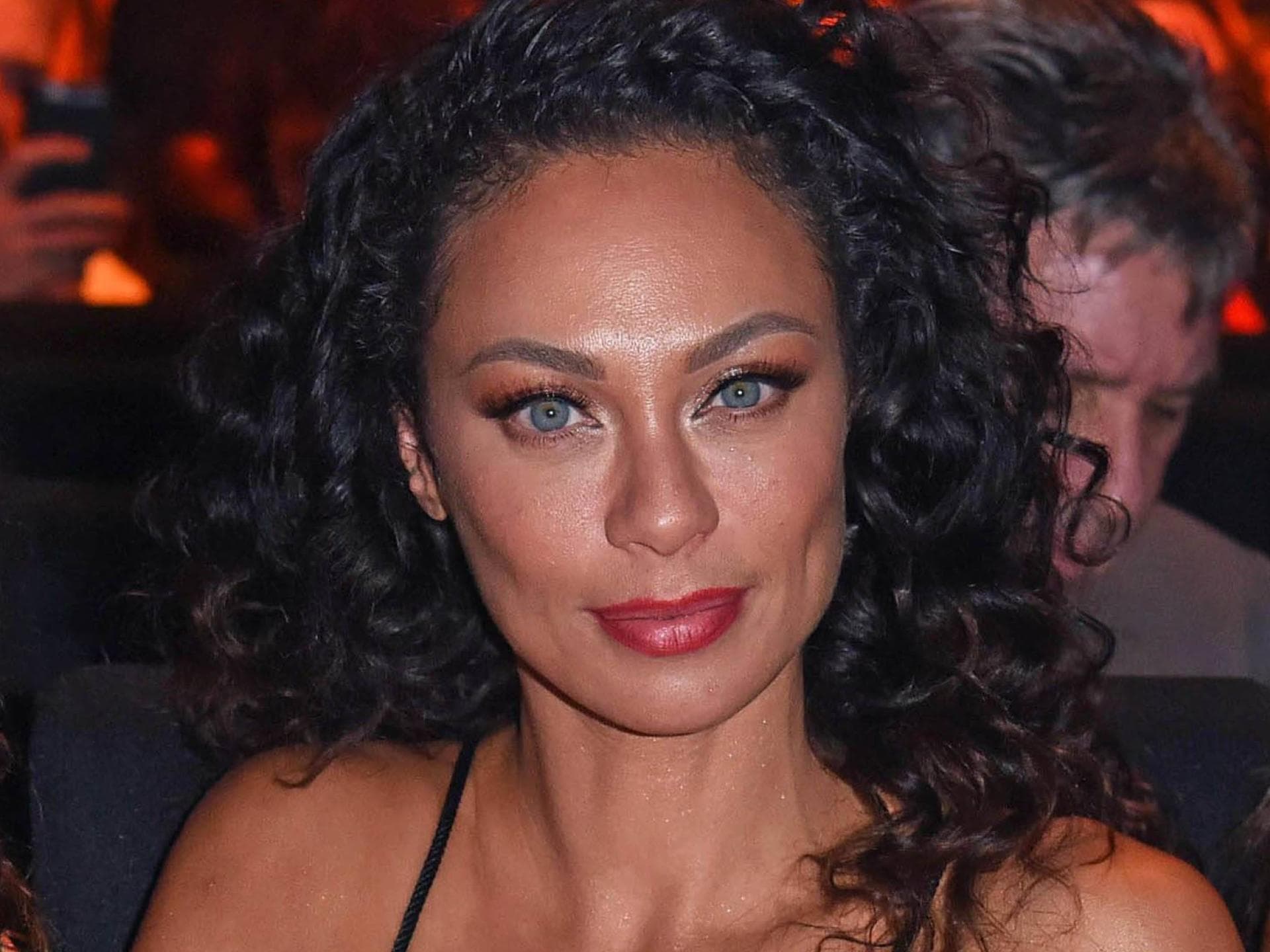 Lilly Becker im roten Kleid 