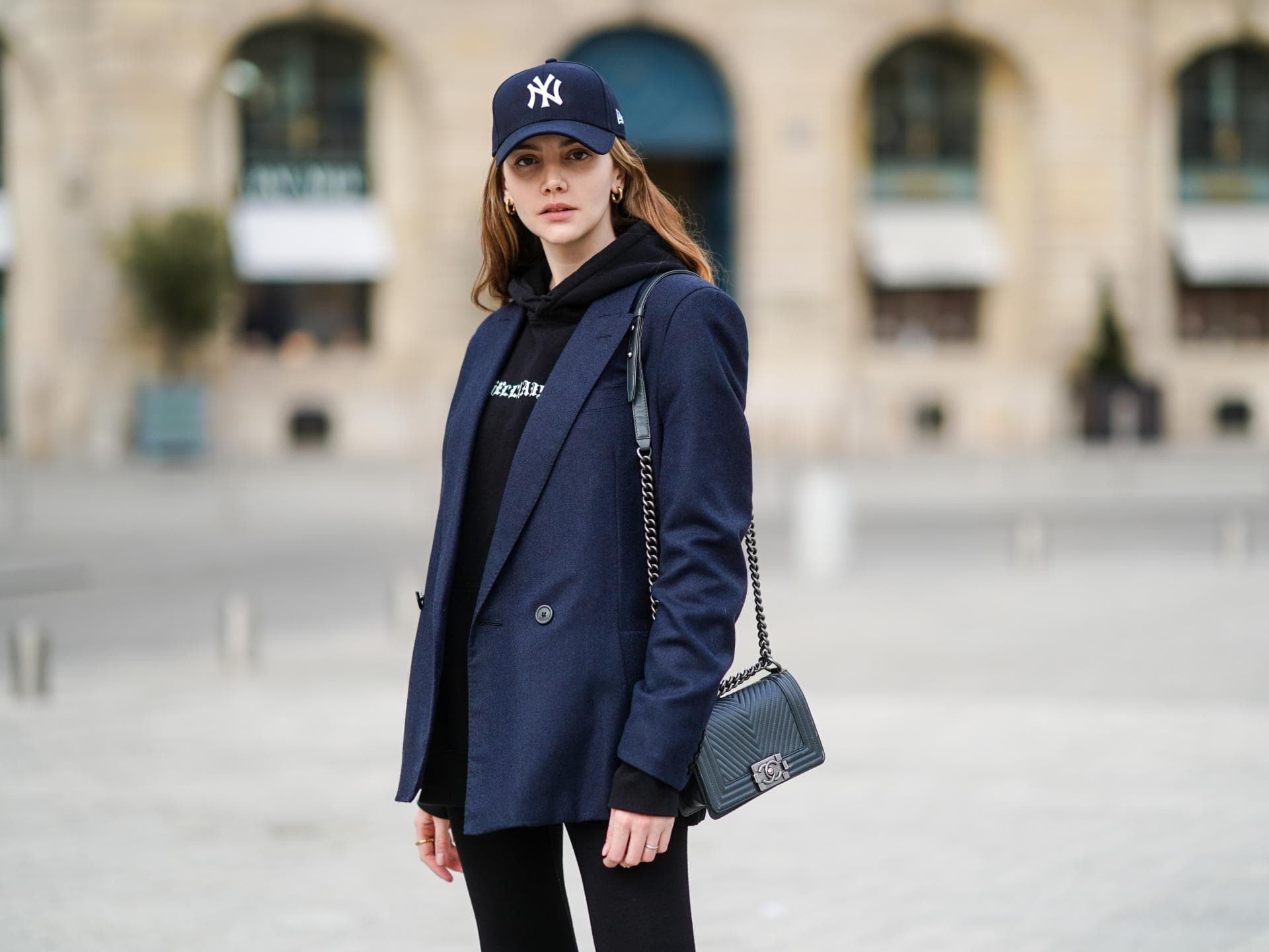 Modetrend 2021 Hoodie kombinieren Influencerin trägt Hoodie mit Blazer