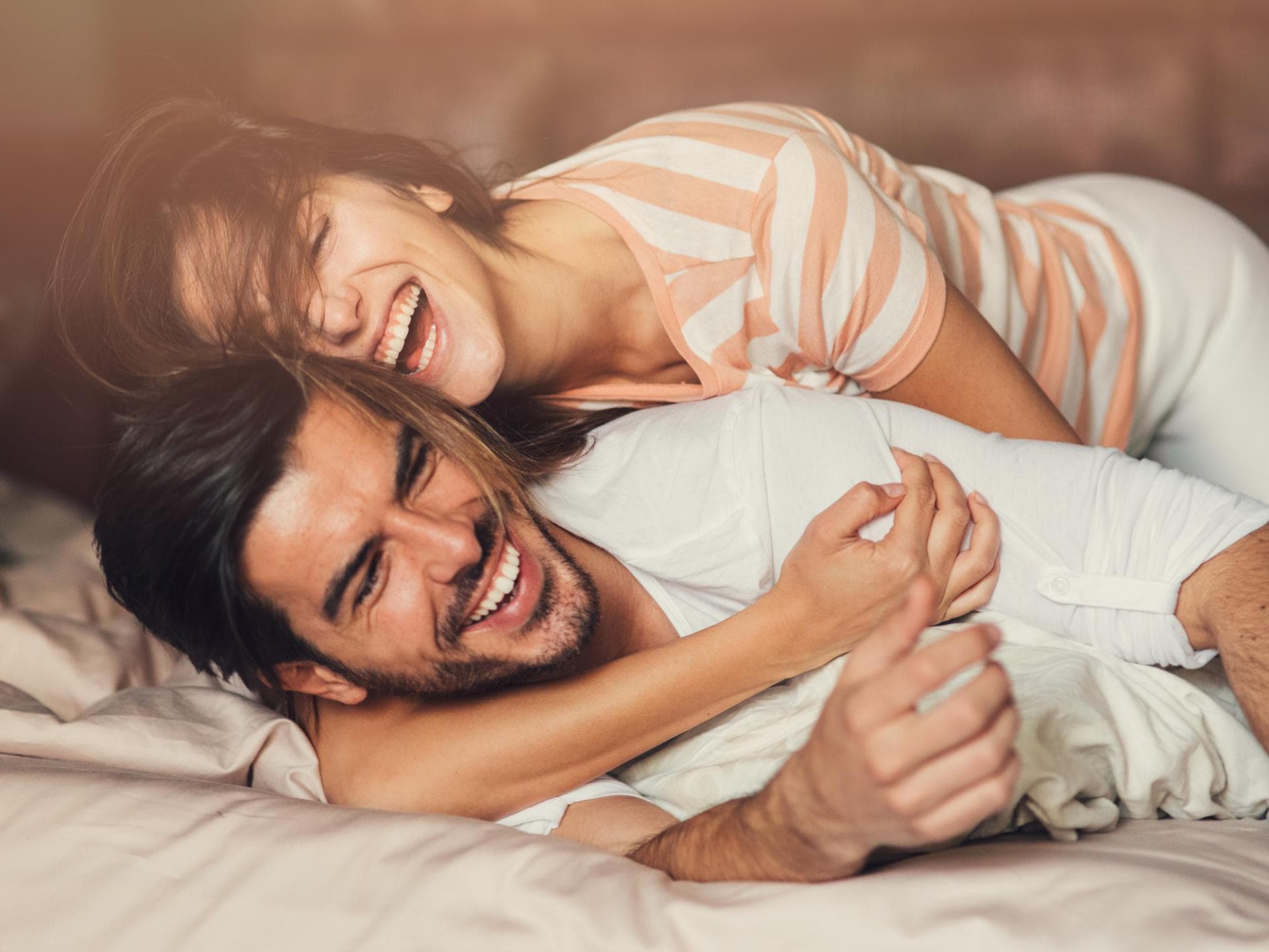 Monogamie Beziehungsform Paar liegt glücklich im BEtt