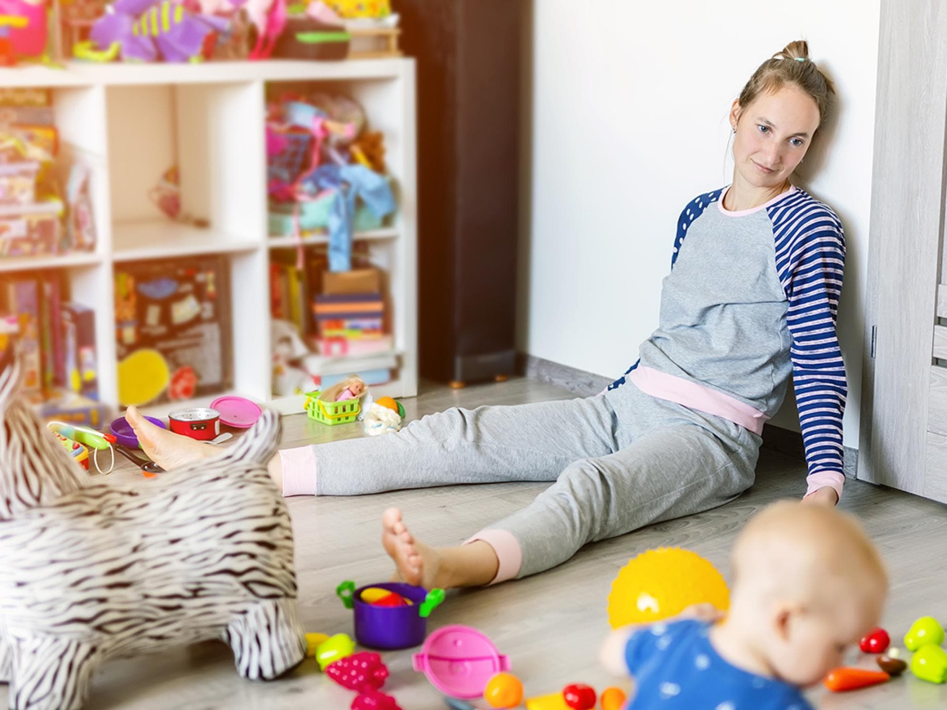Mutter sitzt auf Boden Mutter sitzt auf Boden