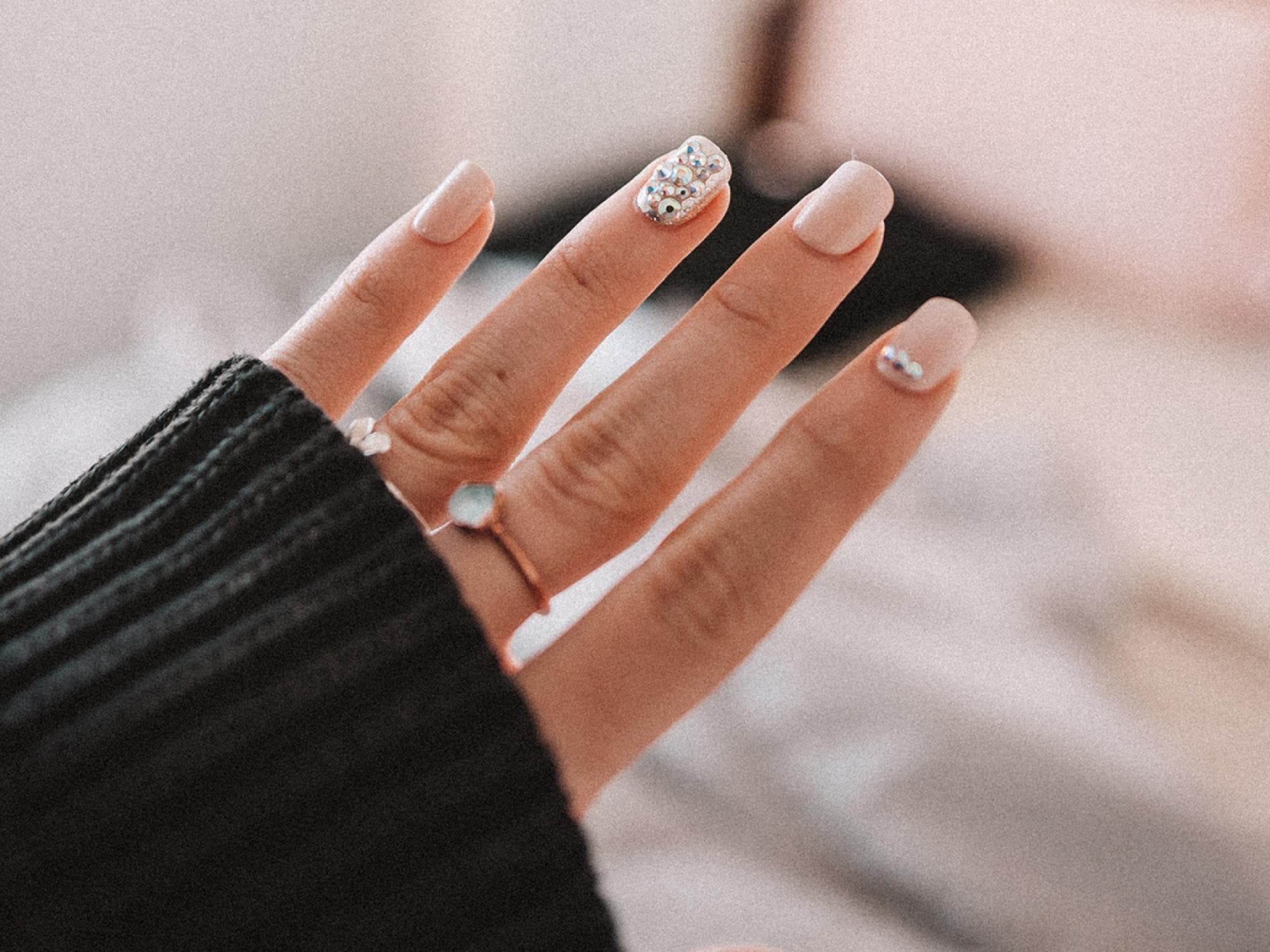 Naegel mit Strass