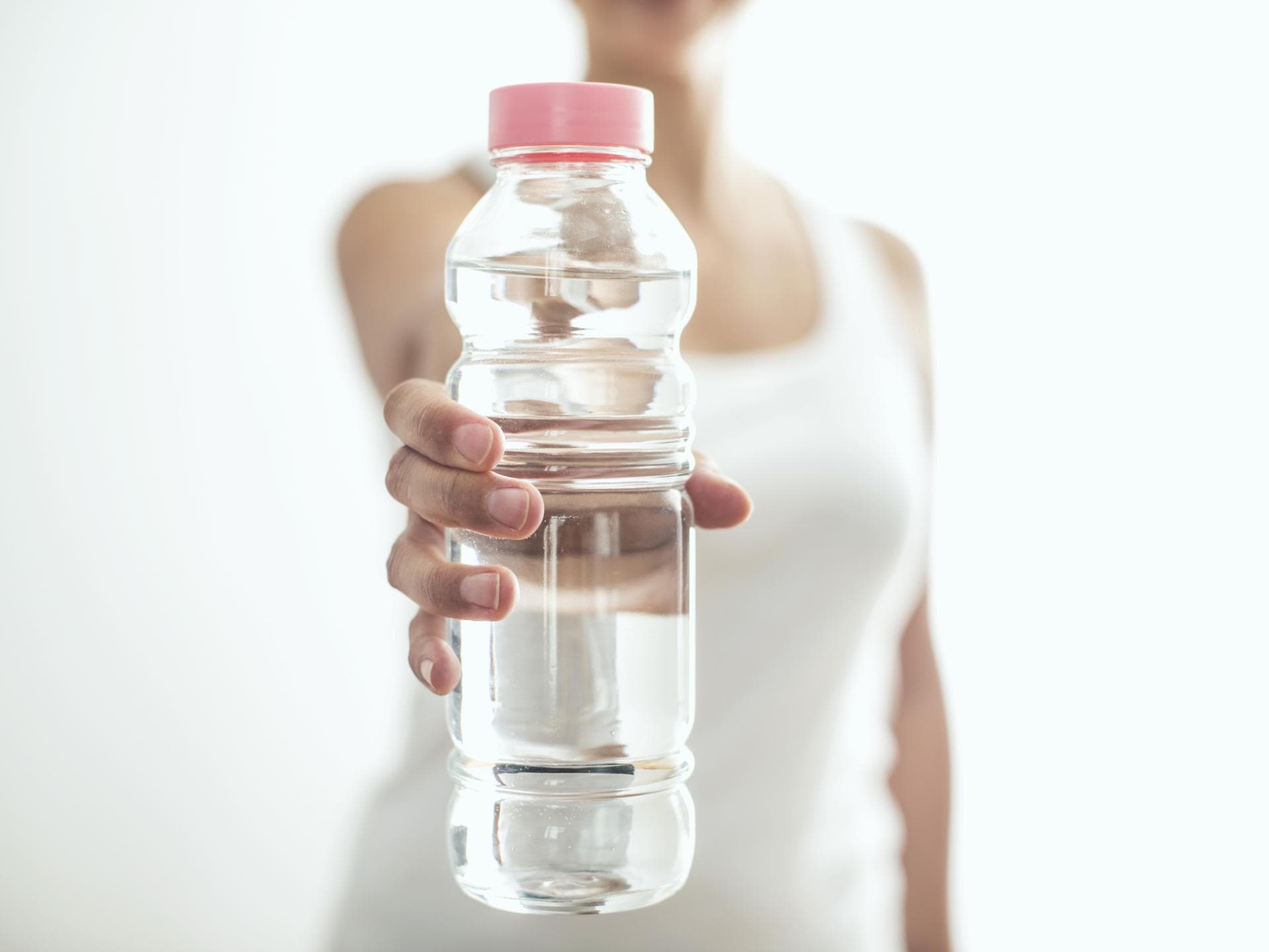 Frau hält Wasserflasche