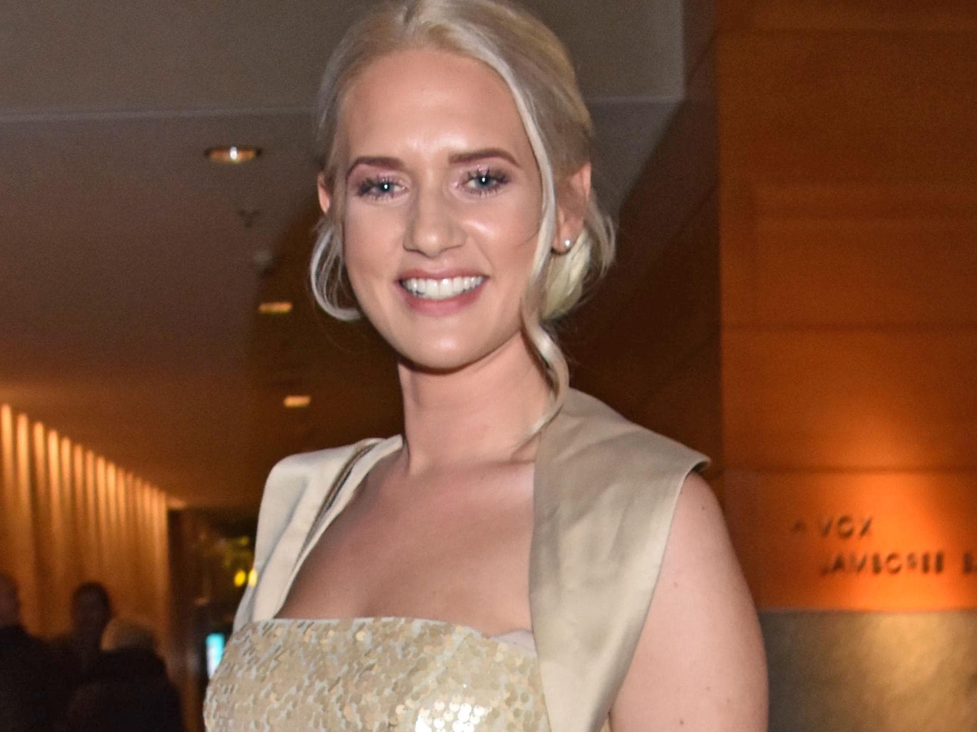 Sarah Knappik verrät Baby Geschlecht Sarah Knappik im goldenen Abendkleid