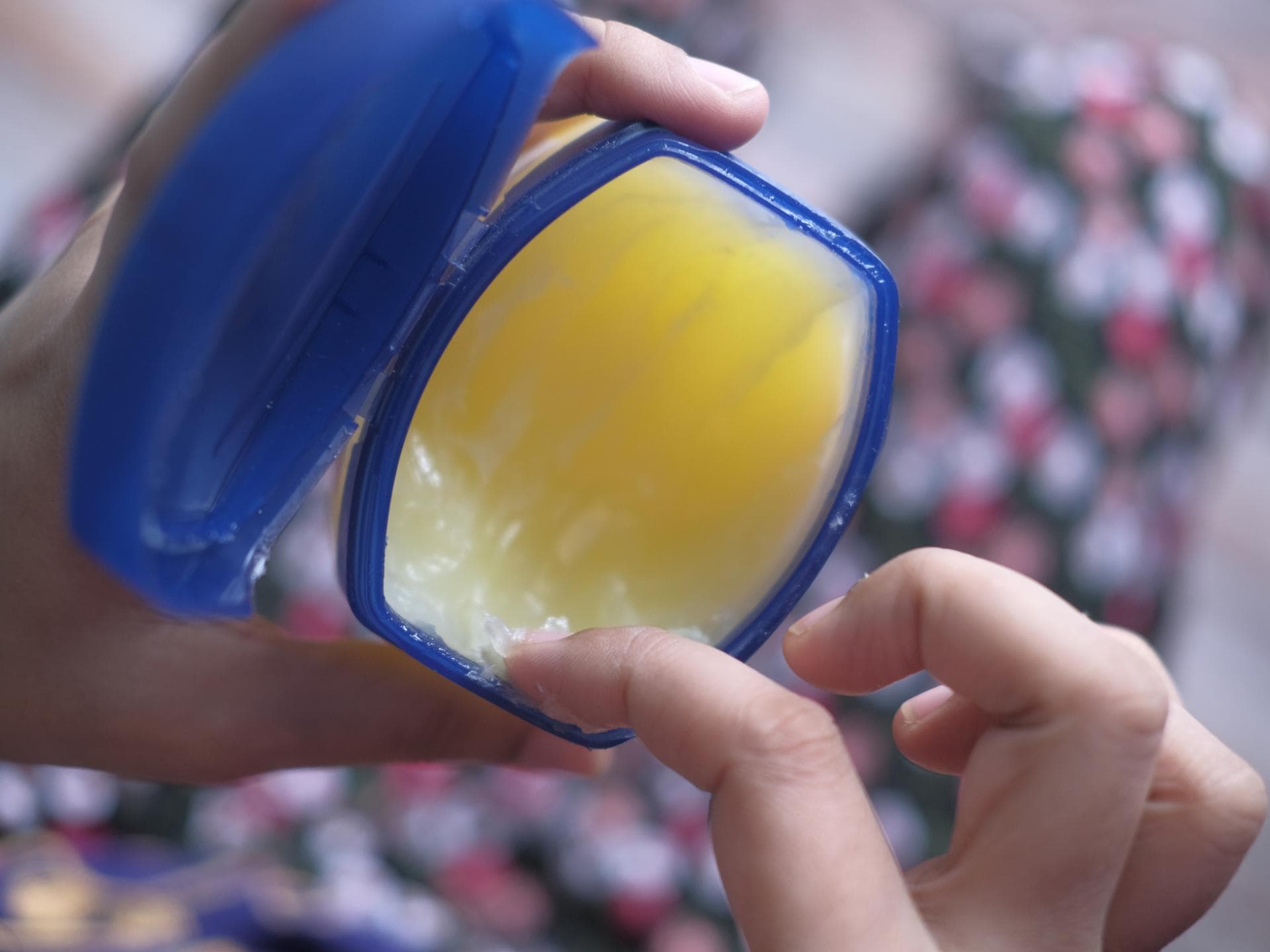 Frau hält Vaseline in der Hand 