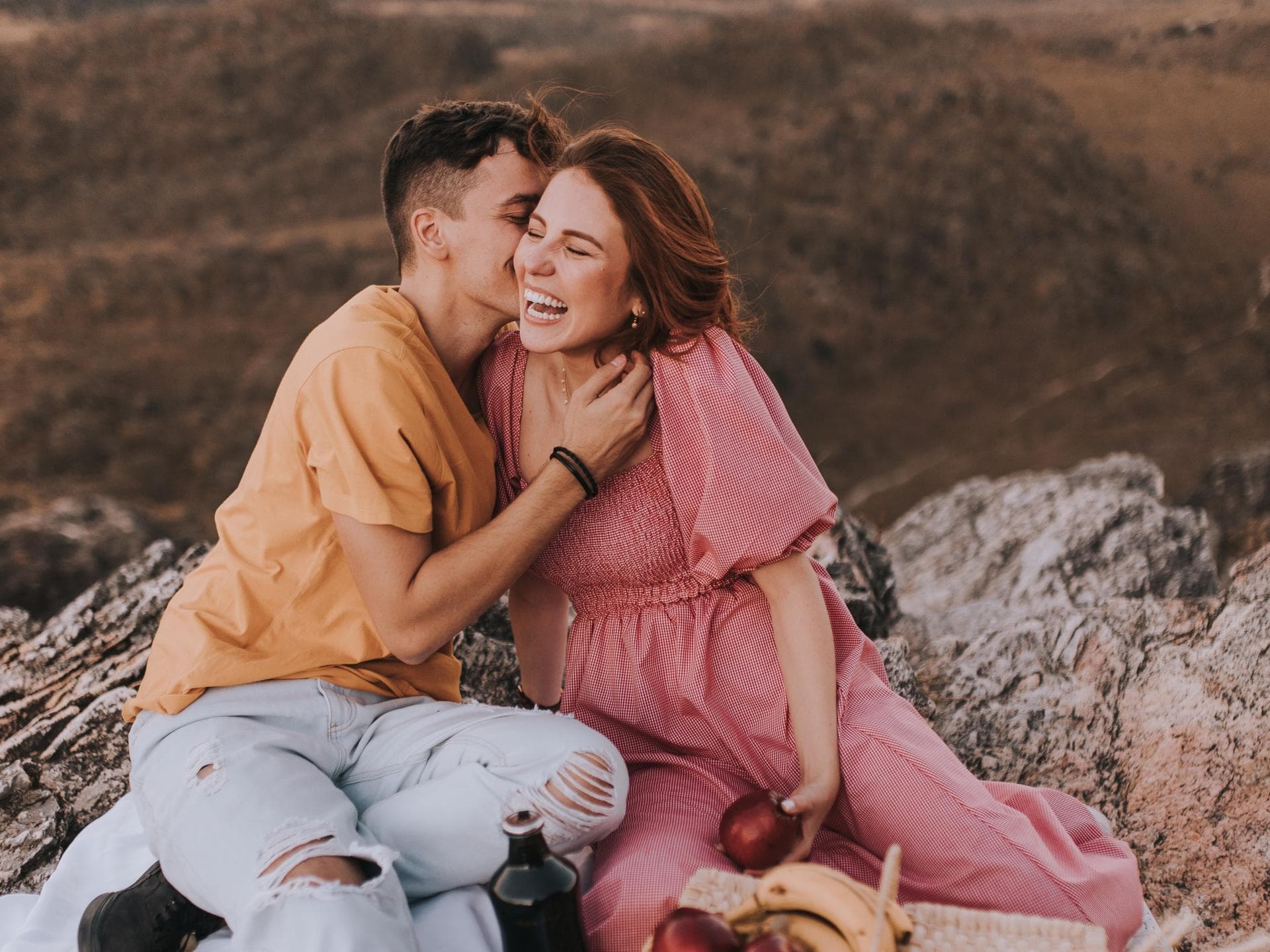 Wahre Liebe: Frau und Mann beim Picknick