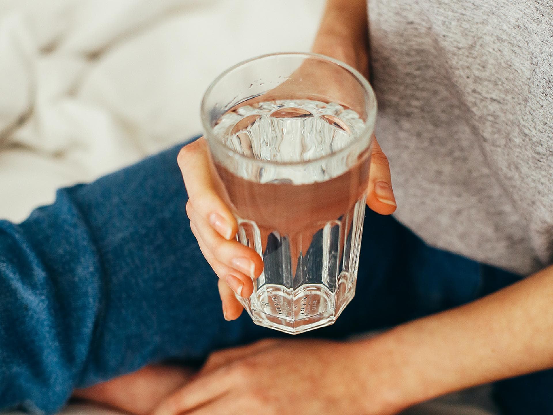 Frau hält Wasser in der Hand