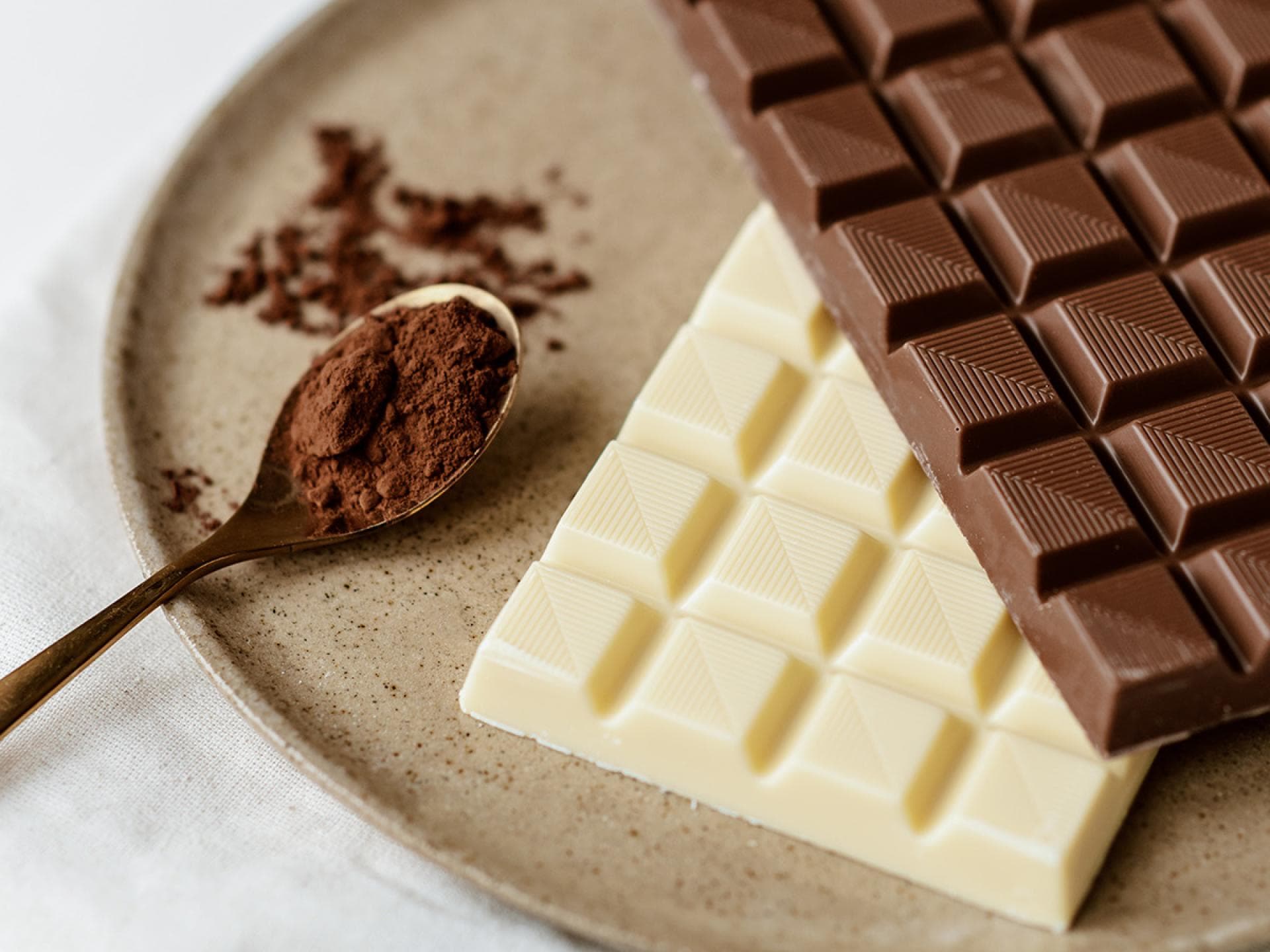 Weiße Schokolade und Milchschokolade auf einem Teller Weiße Schokolade und Milchschokolade auf einem Teller