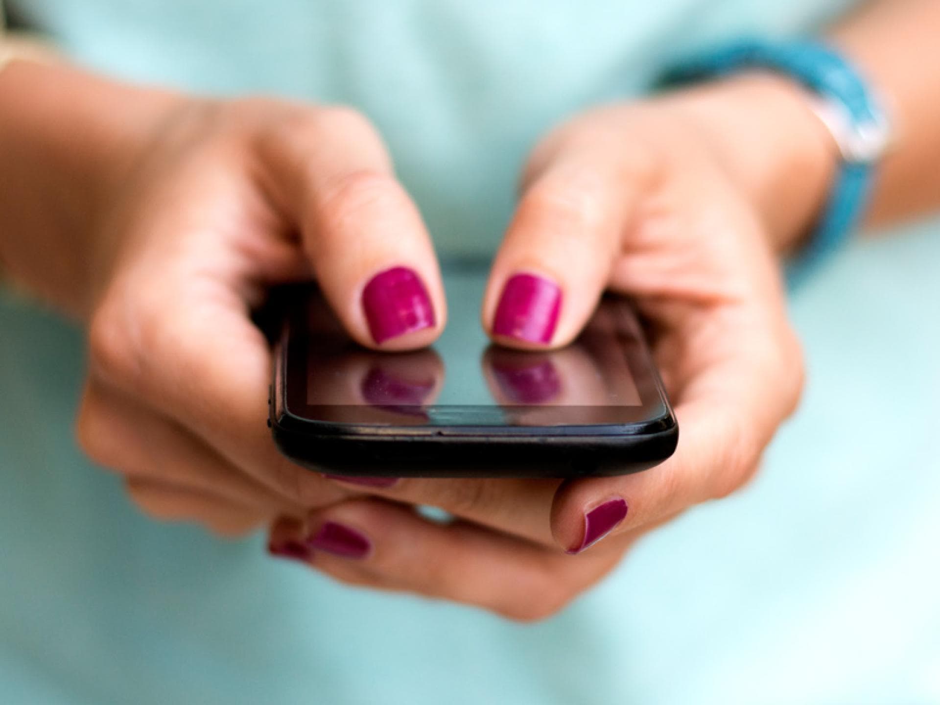 Frau haelt Handy Frau haelt Handy