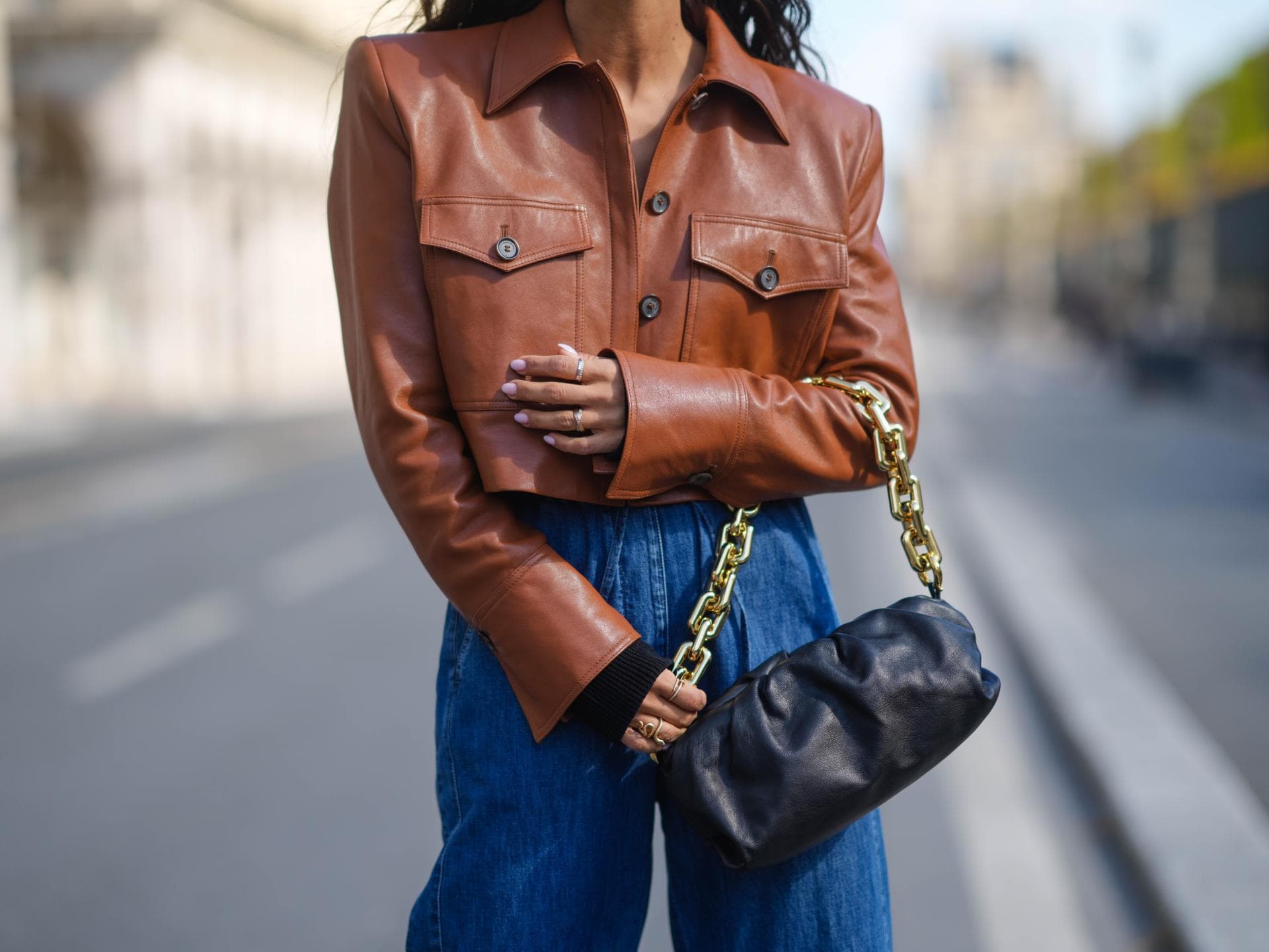 Schwarze Handtasche mit goldener Tragekette