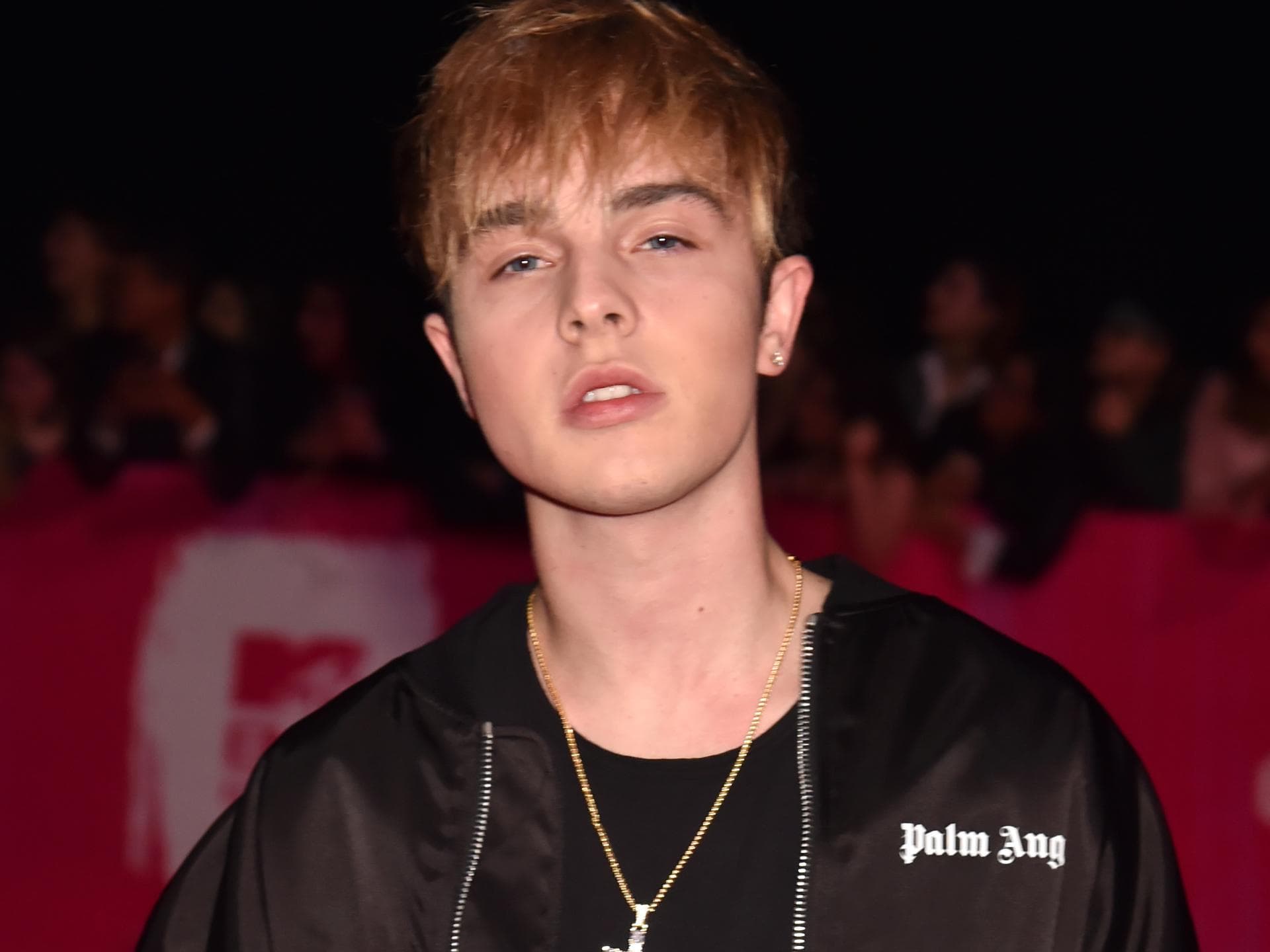 Mike Singer posiert nackt unter der Dusche Mike Singer schwarze Jacke