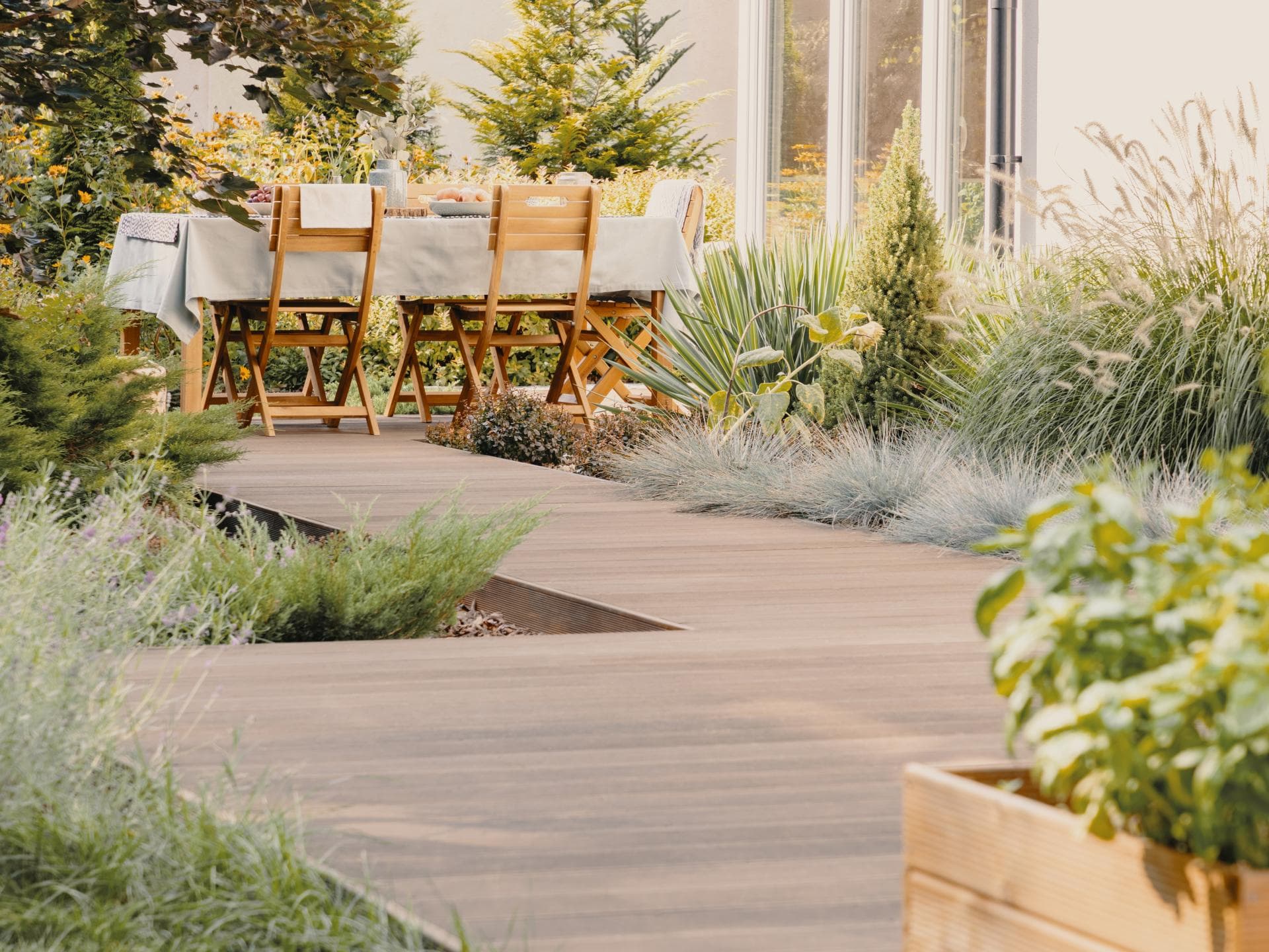 Gartentrends 2021 Gartentrends 2021: Garten mit Stühlen und Tisch