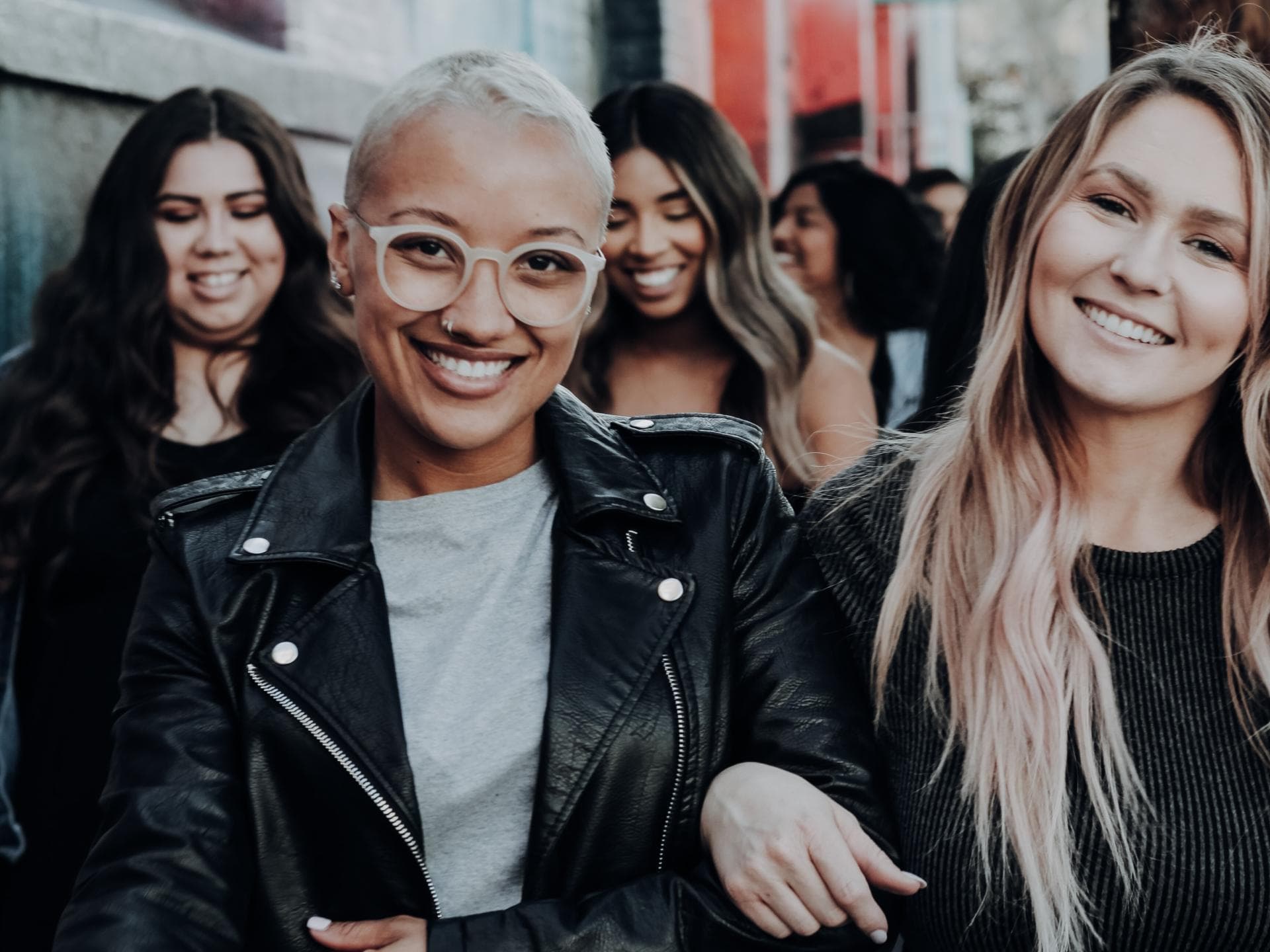 Die Glücks-Sternzeichen des Tages Die Glücks-Sternzeichen des Tages: Frauen laufen und lachen