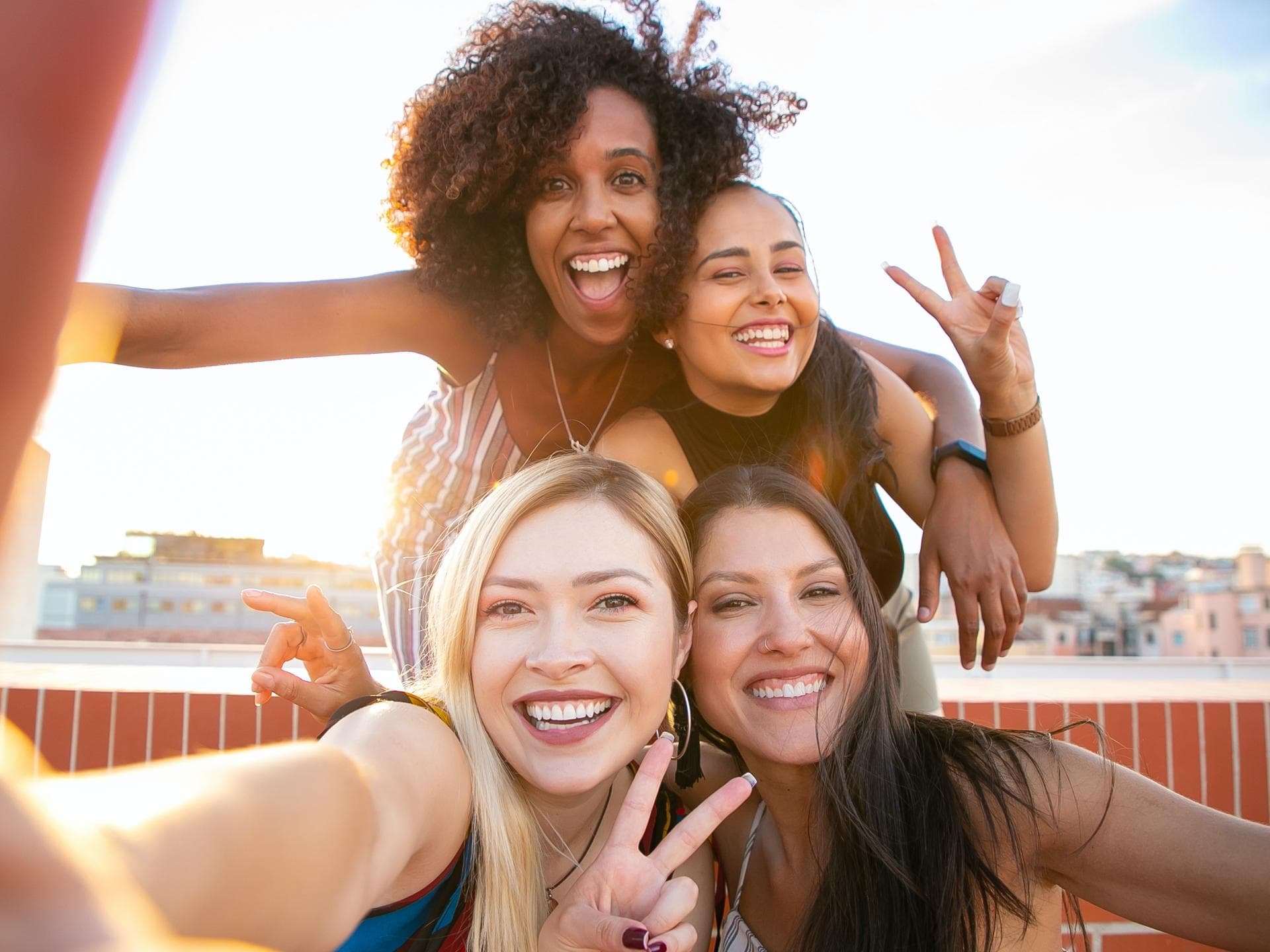 Horoskop: Vier Frauen lachen