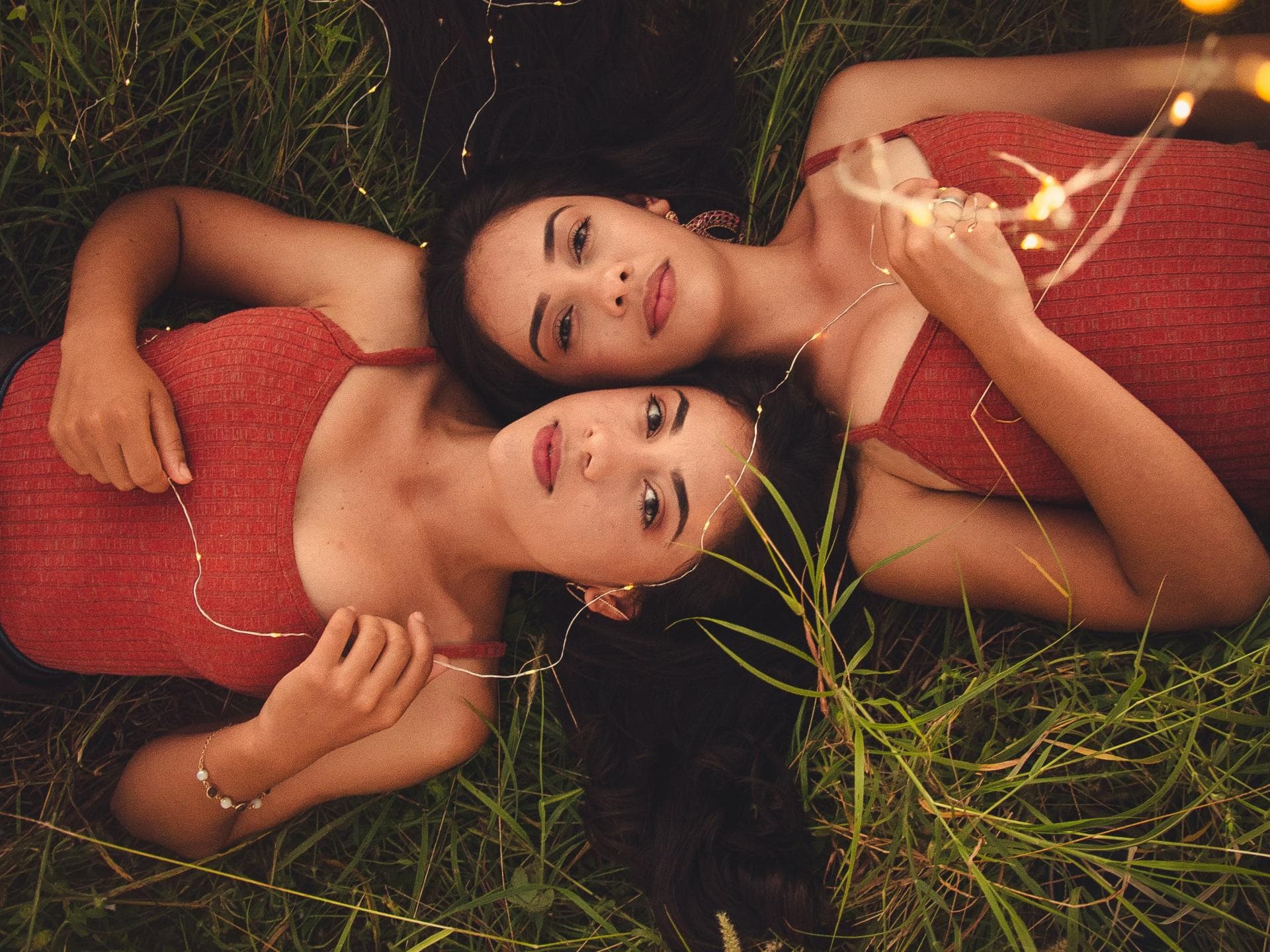 Horoskop Thema: Zwei Frauen liegen auf Wiese