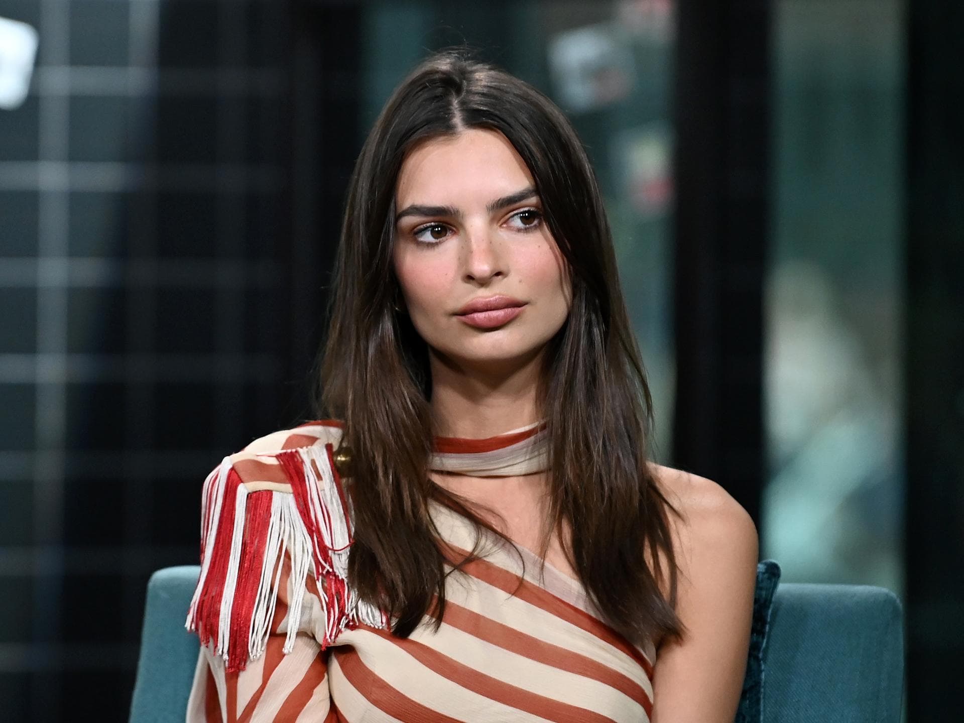 Emily Ratajkowski guckt neutral