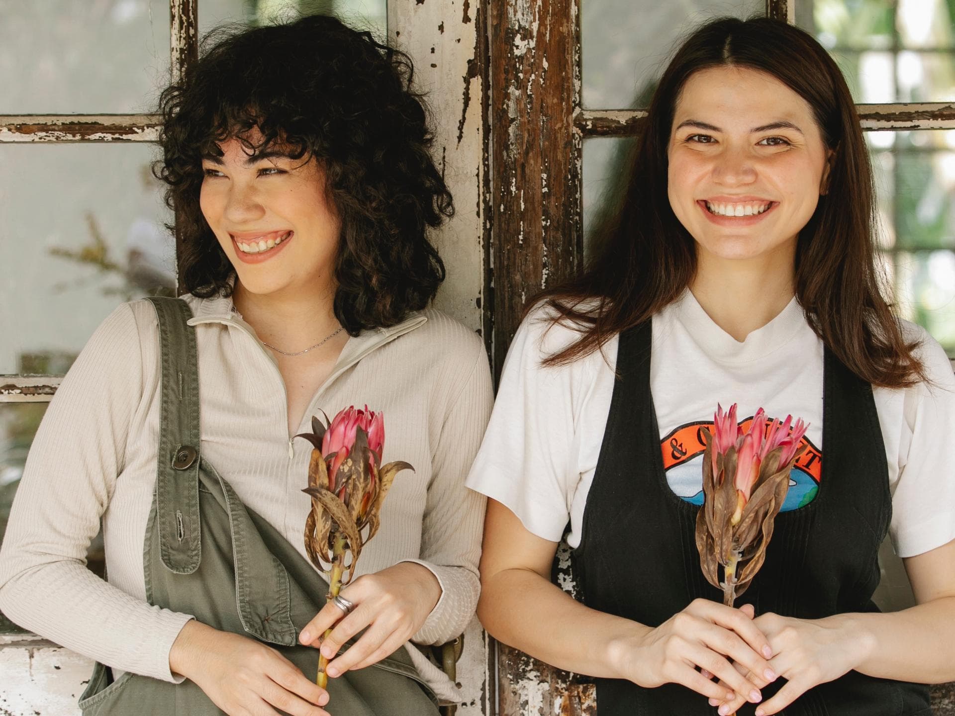Horoskop Juli: Zwei Frauen mit Blumen
