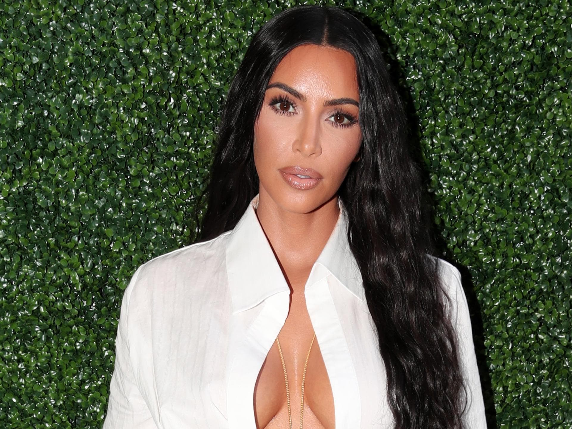 Kim Kardashian im weißen Kleid
