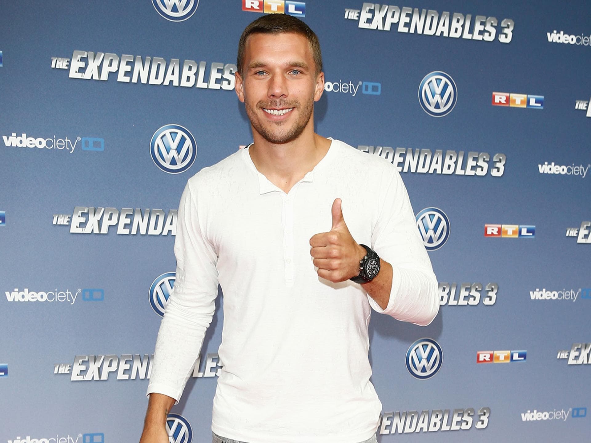 Lukas Podolski mit Daumen hoch 