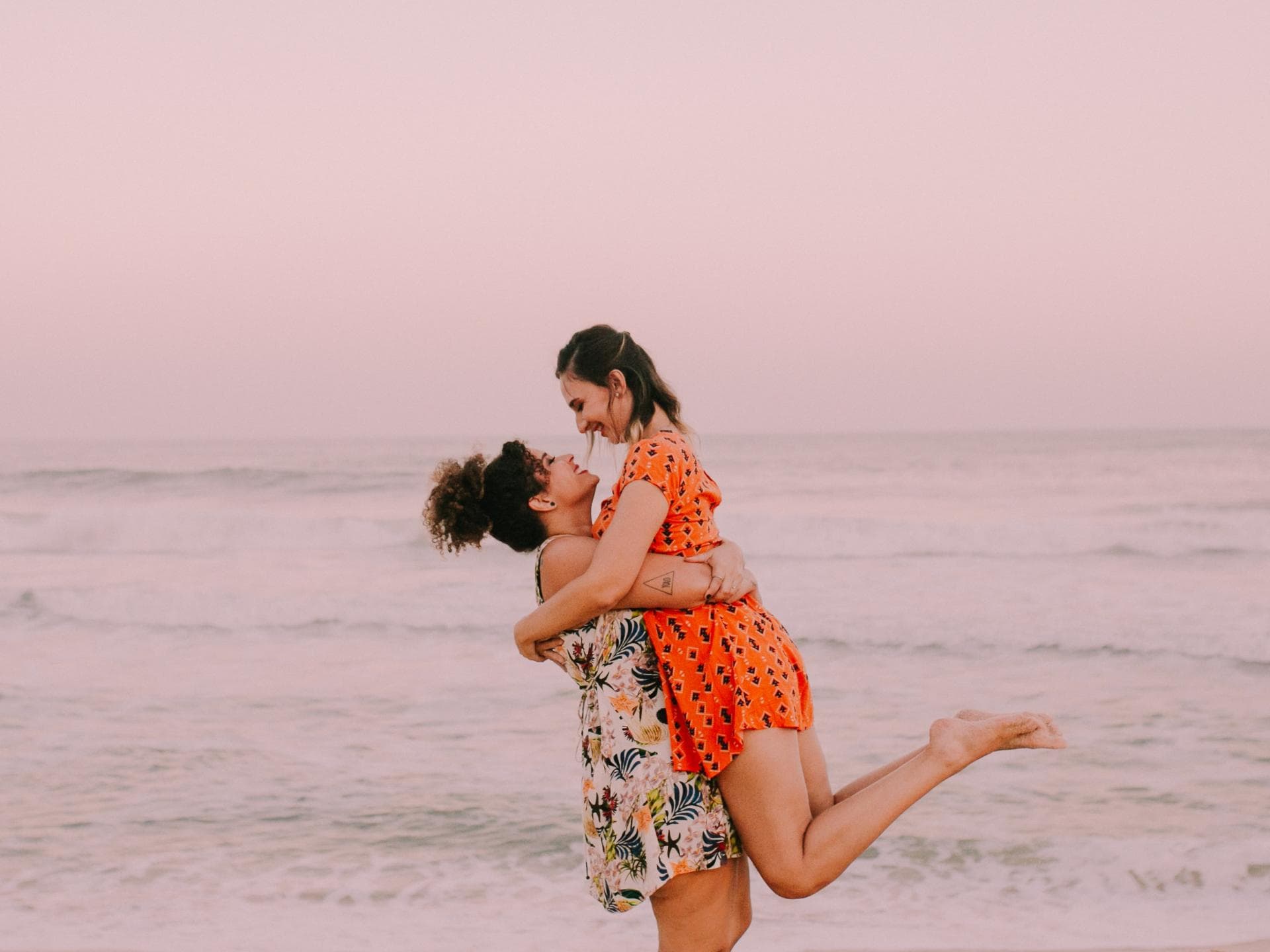 Horoskop Thema: Zwei Frauen am Strand