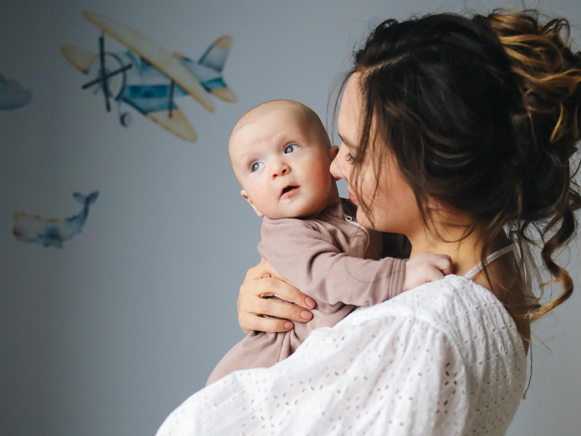 Babynamen die beliebt bleiben Babynamen die beliebt bleiben: Baby auf Arm der Mutter