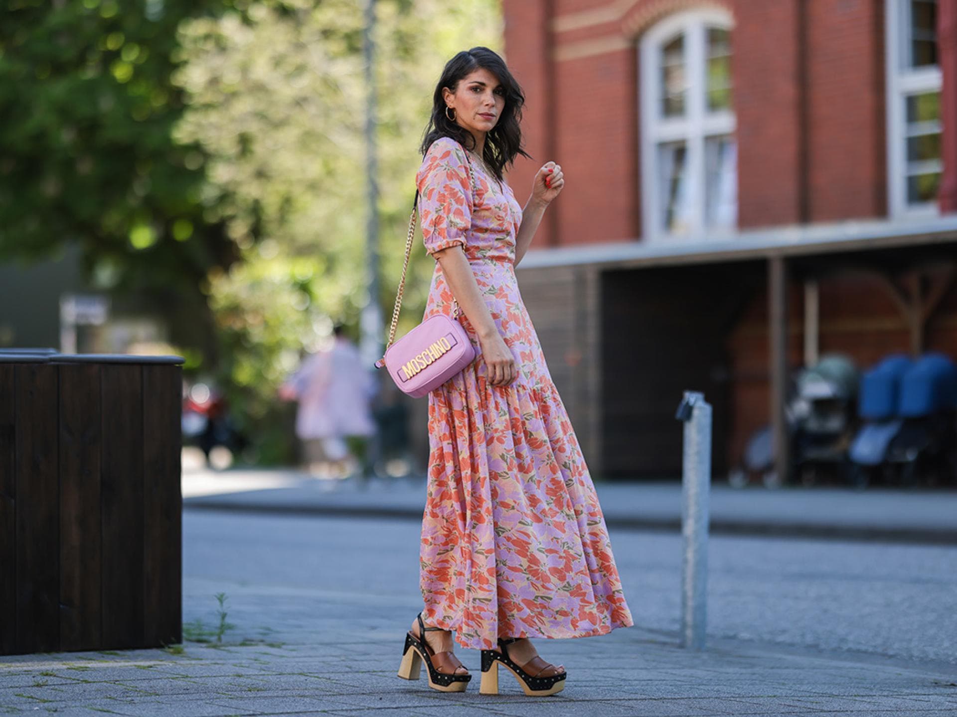 Frau trägt Blumenkleid