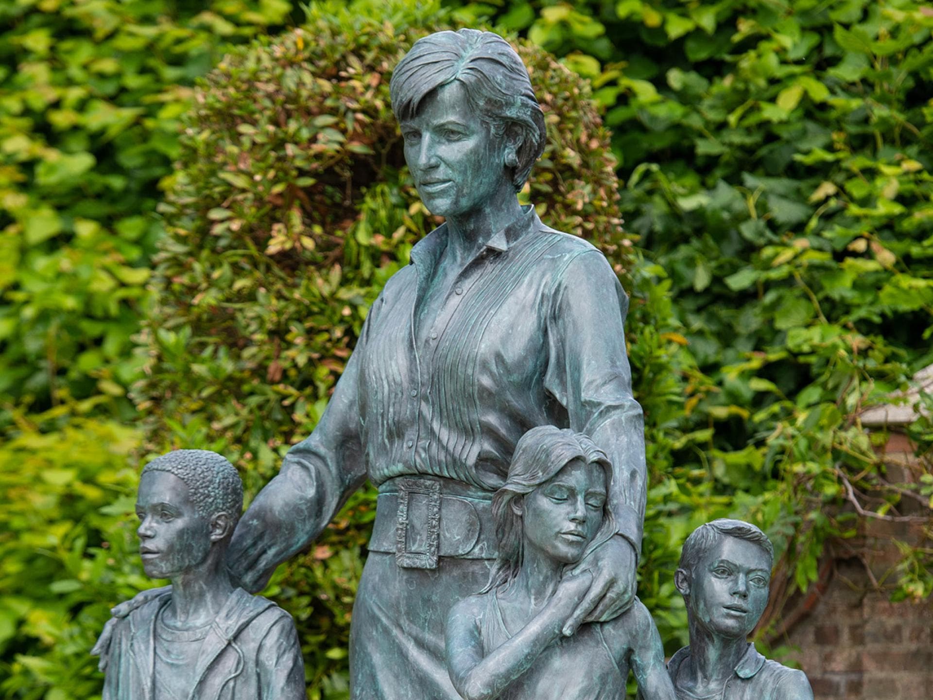 Prinzessin Diana Skulptur mit drei Kindern