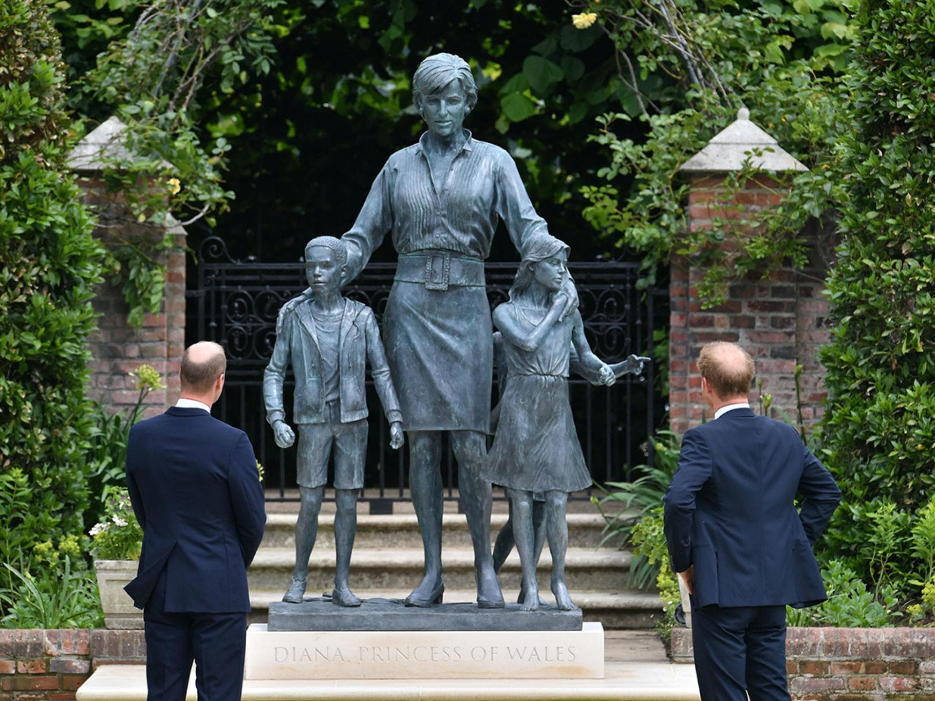 Prinz William und Prinz Harry vor der Diana Statue