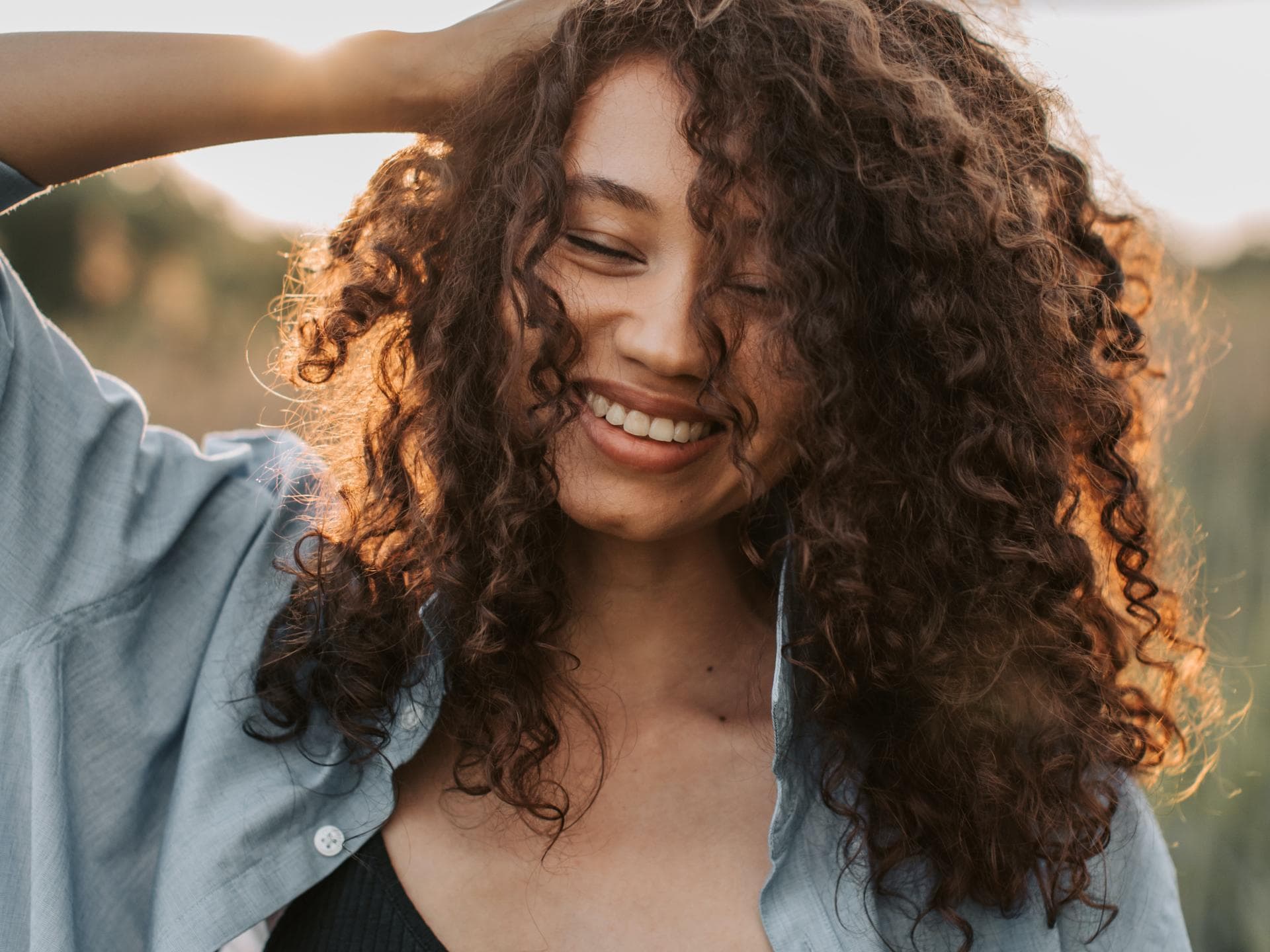 Horoskop: Frau mit Locken lacht