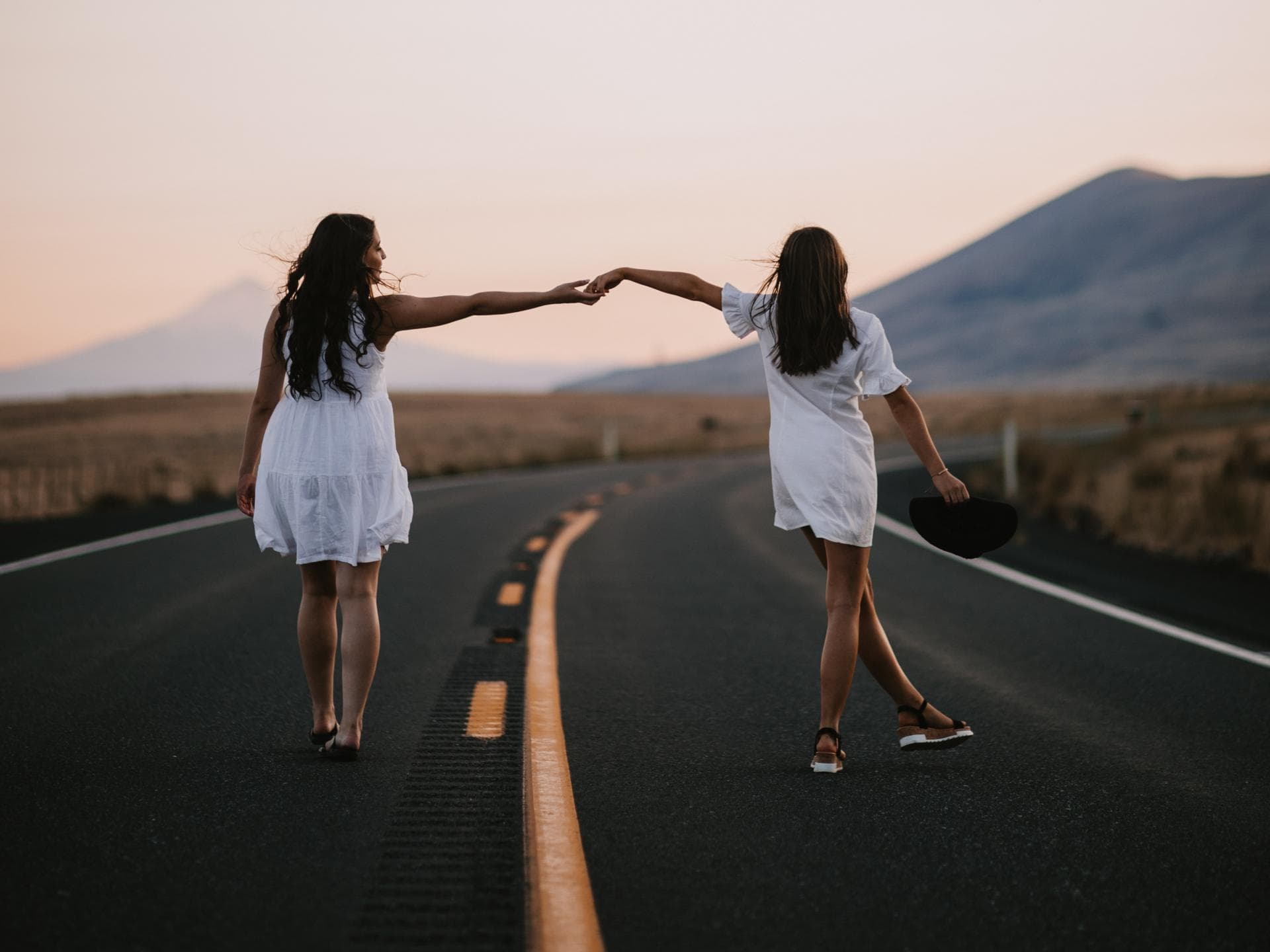 Horoskop Thema Horoskop: Zwei Frauen auf der Straße