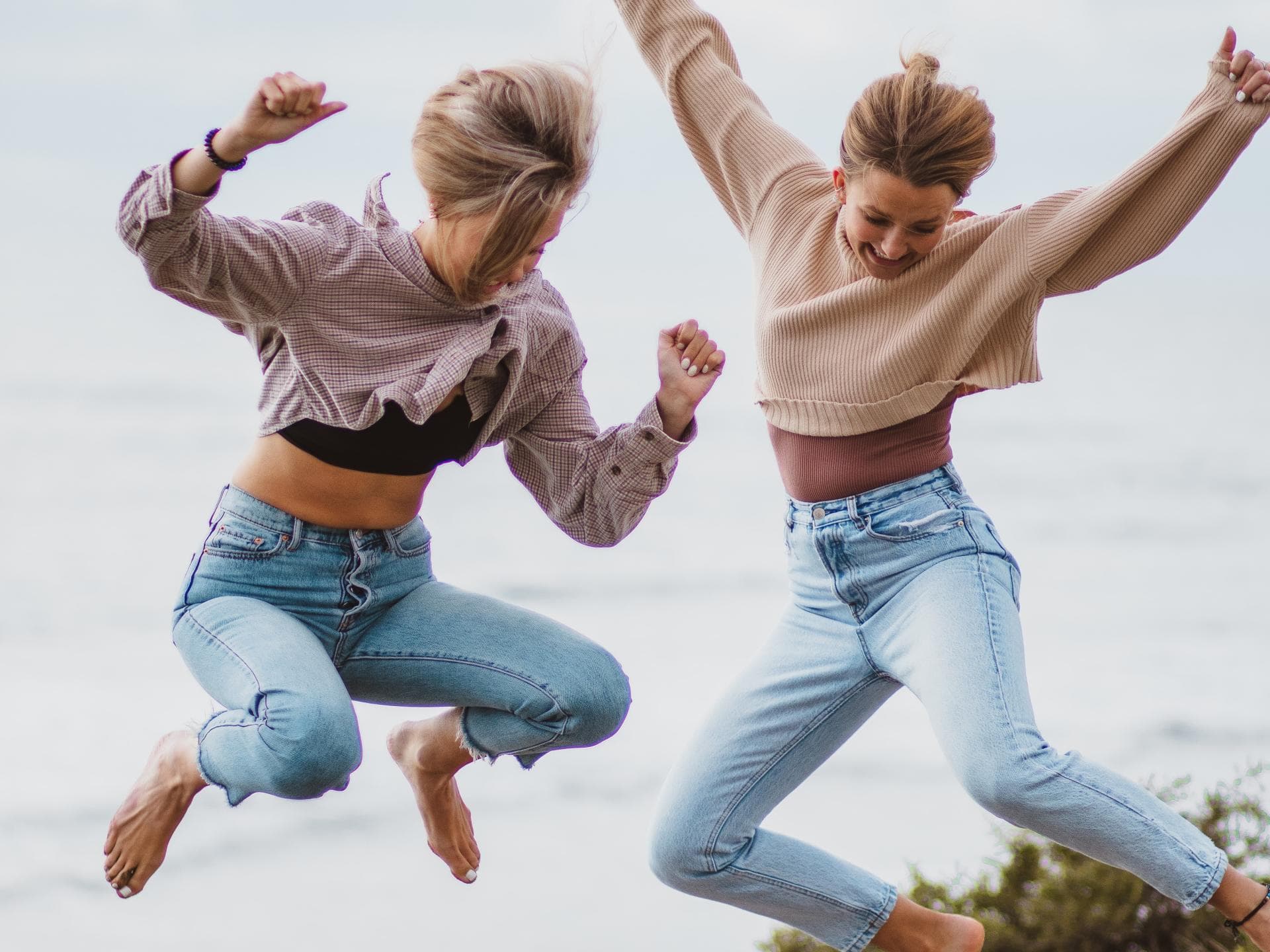 Horoskop: Zwei Frauen springen in die Luft