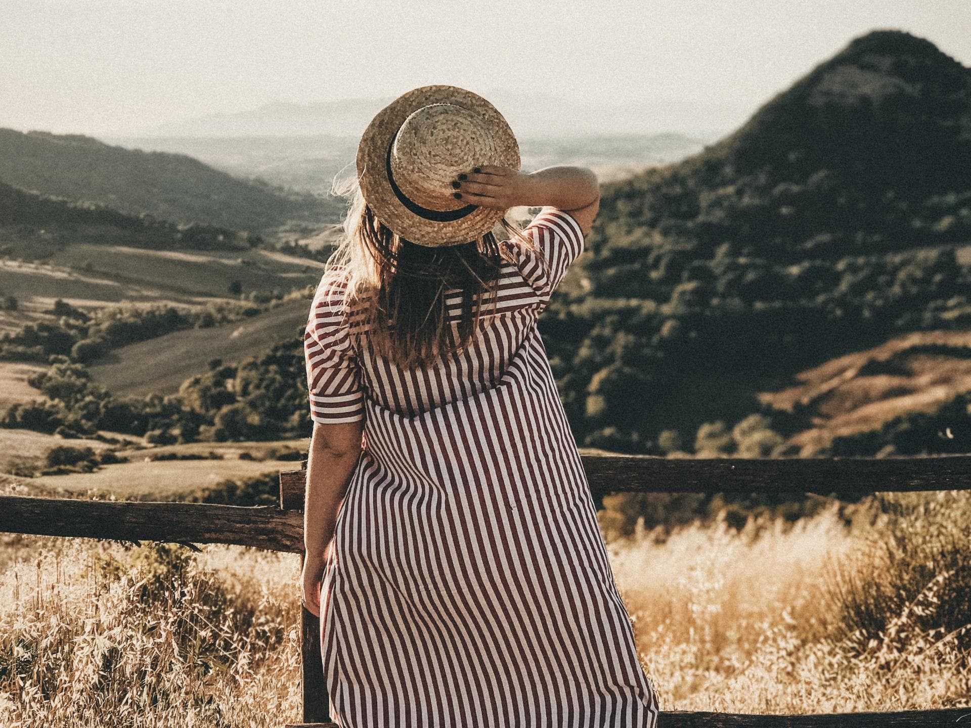 Horoskop: Glücks-Sternzeichen des Tages Horoskop: Frau steht mit Hut im Feld