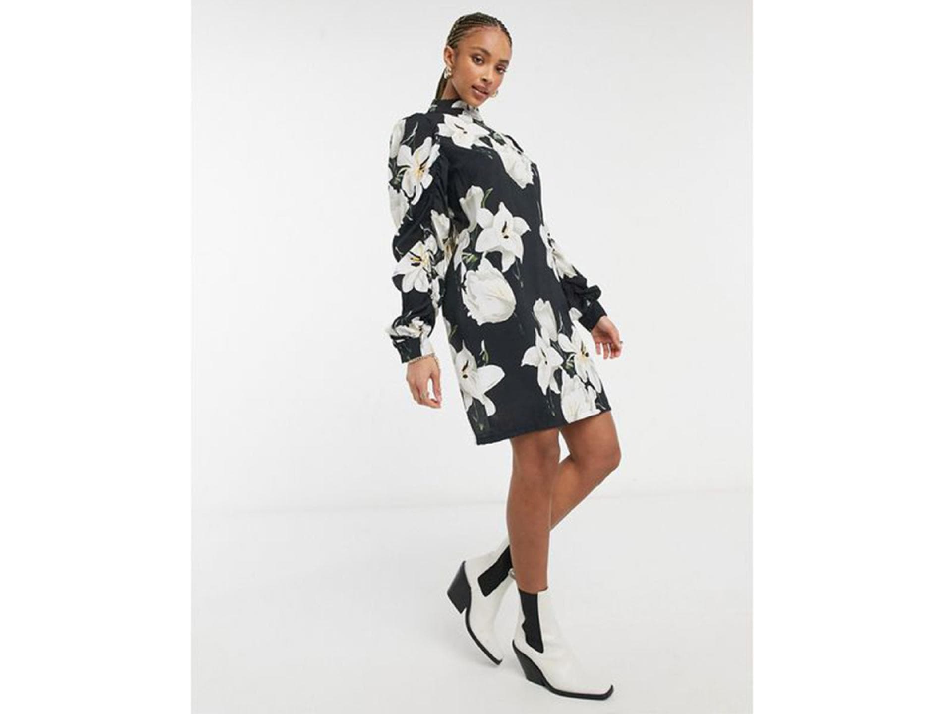 Kleid mit Blumenmuster und Rüschenärmeln