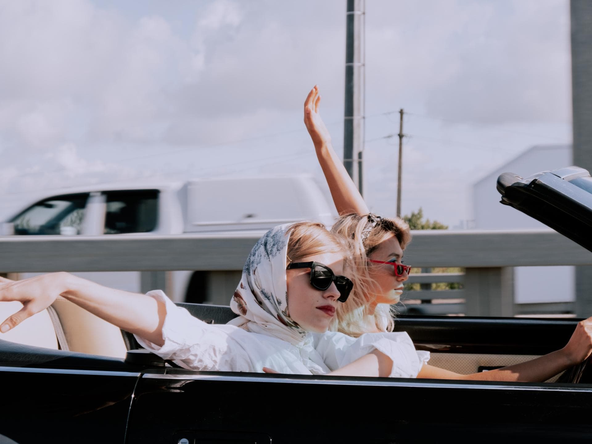 Horoskop: Zwei Frauen im Cabrio