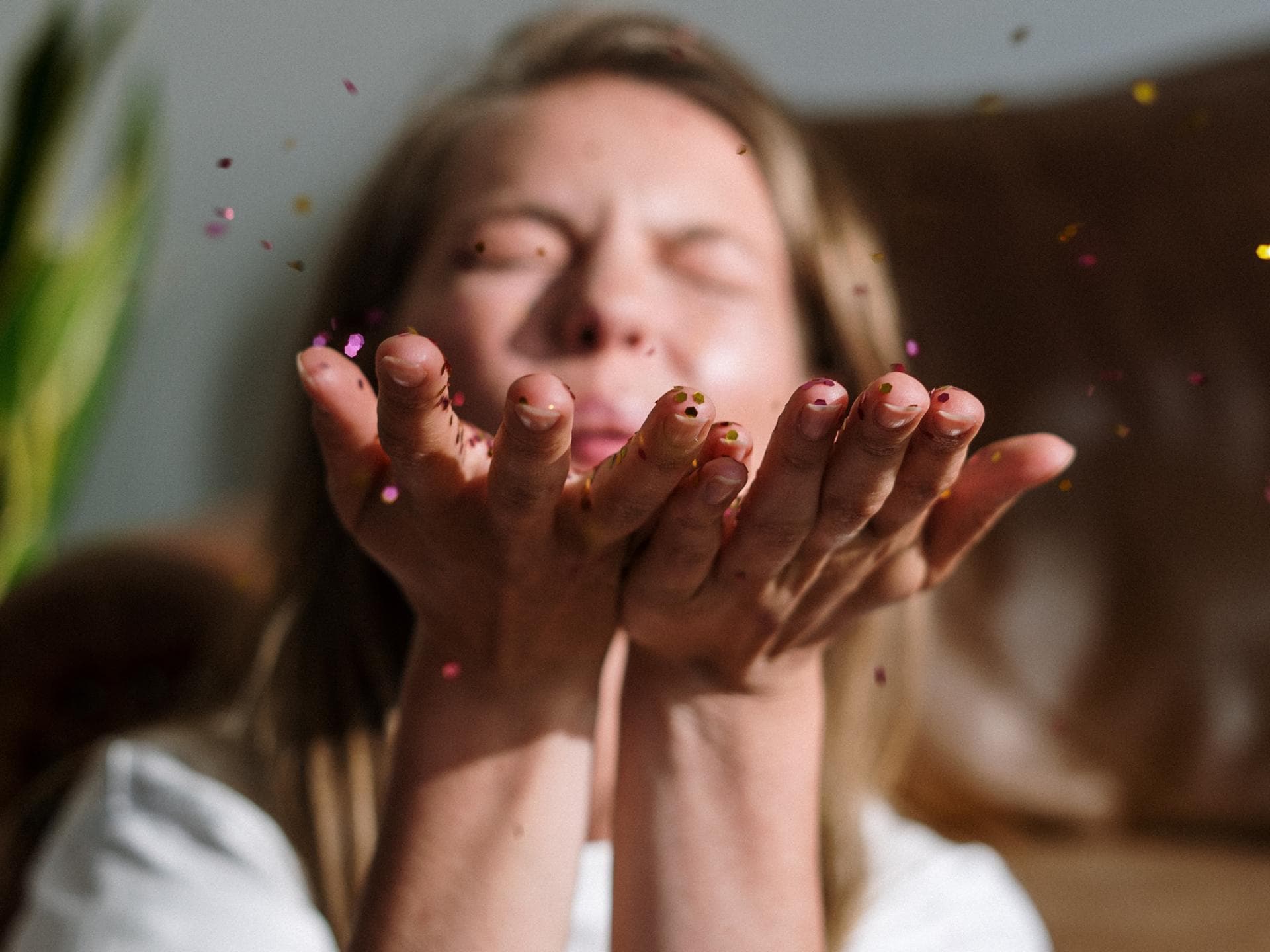 Horoskop: Frau pustet Glitzer