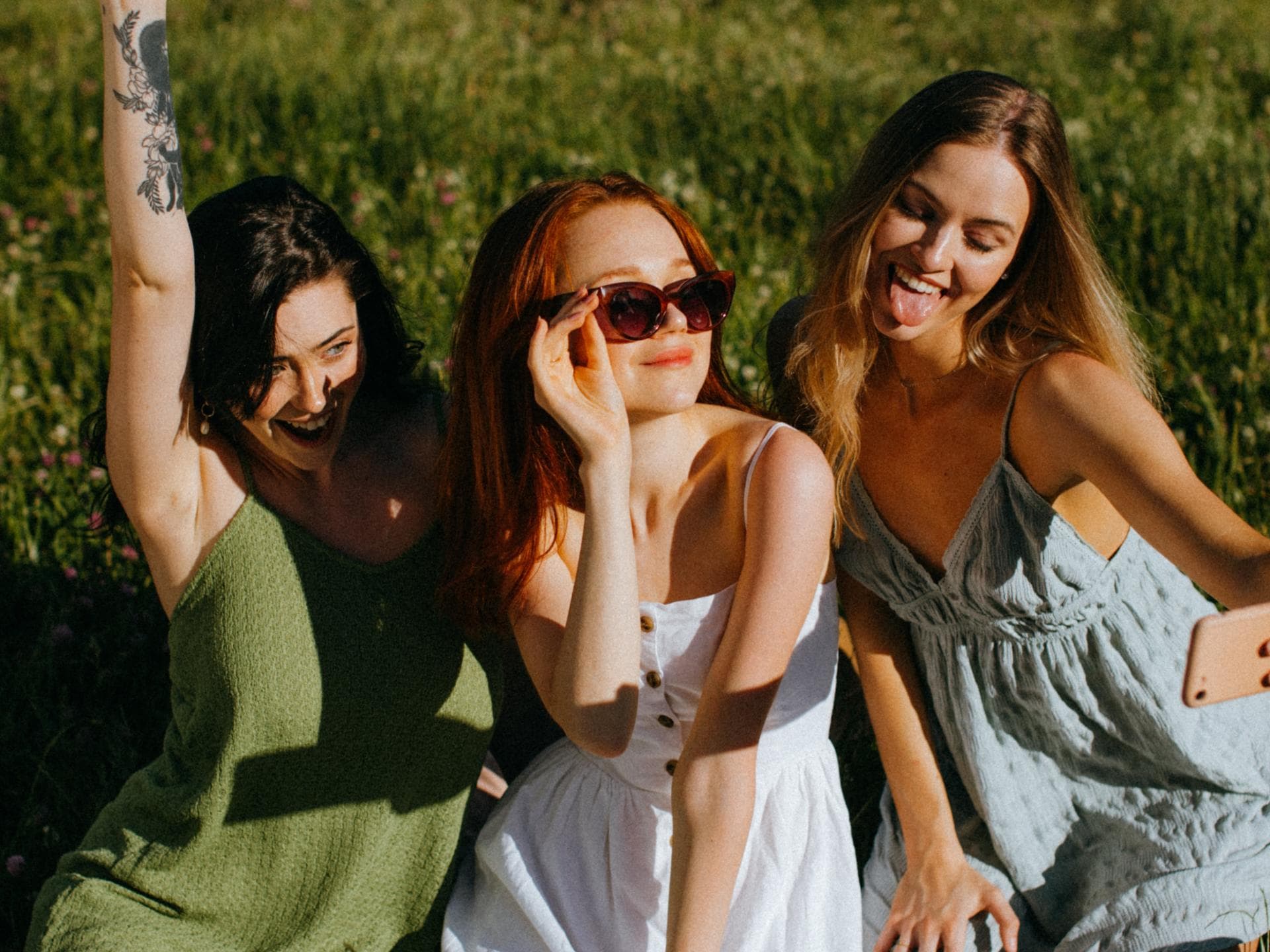 Horoskop Thema Horoskop: Drei Frauen auf Picknickdecke